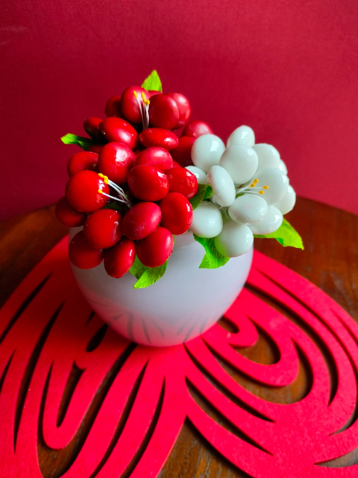 Bouquet Saint Valentin pivoines dragées chocolat vase