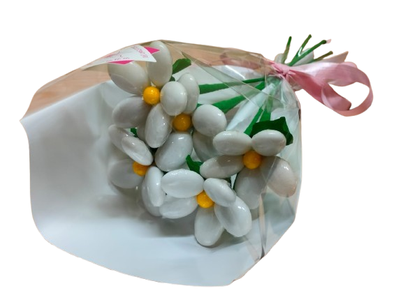 Bouquet Saint Valentin marguerites blanches dragées chocolat