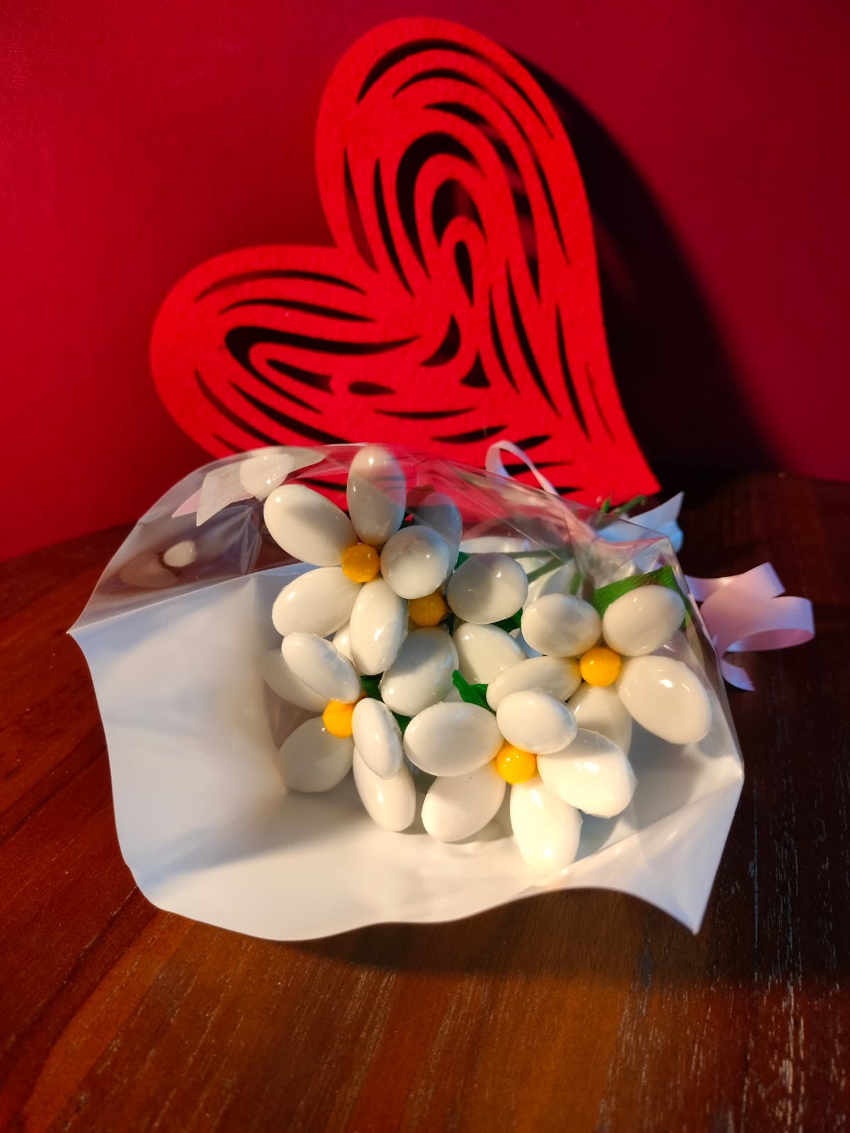 Bouquet Saint Valentin marguerites blanches dragées chocolat coeur rouge