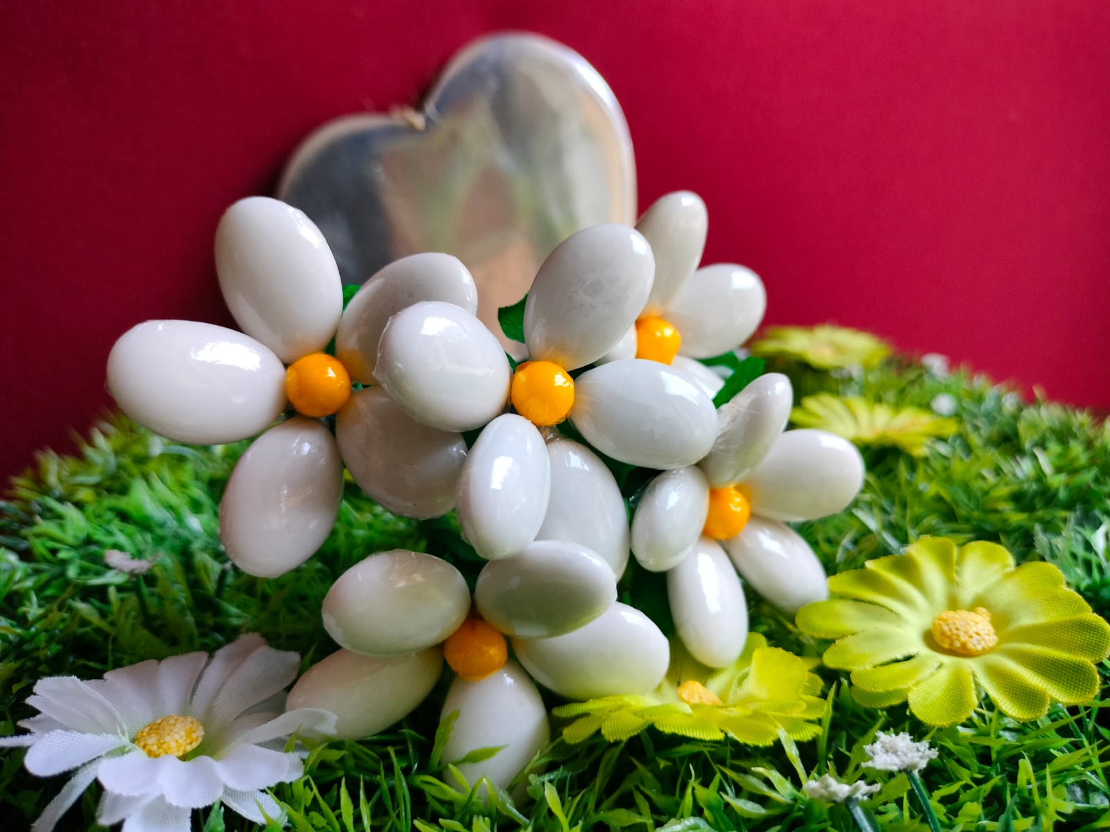 Bouquet Saint Valentin marguerites blanches dragées chocolat prairie