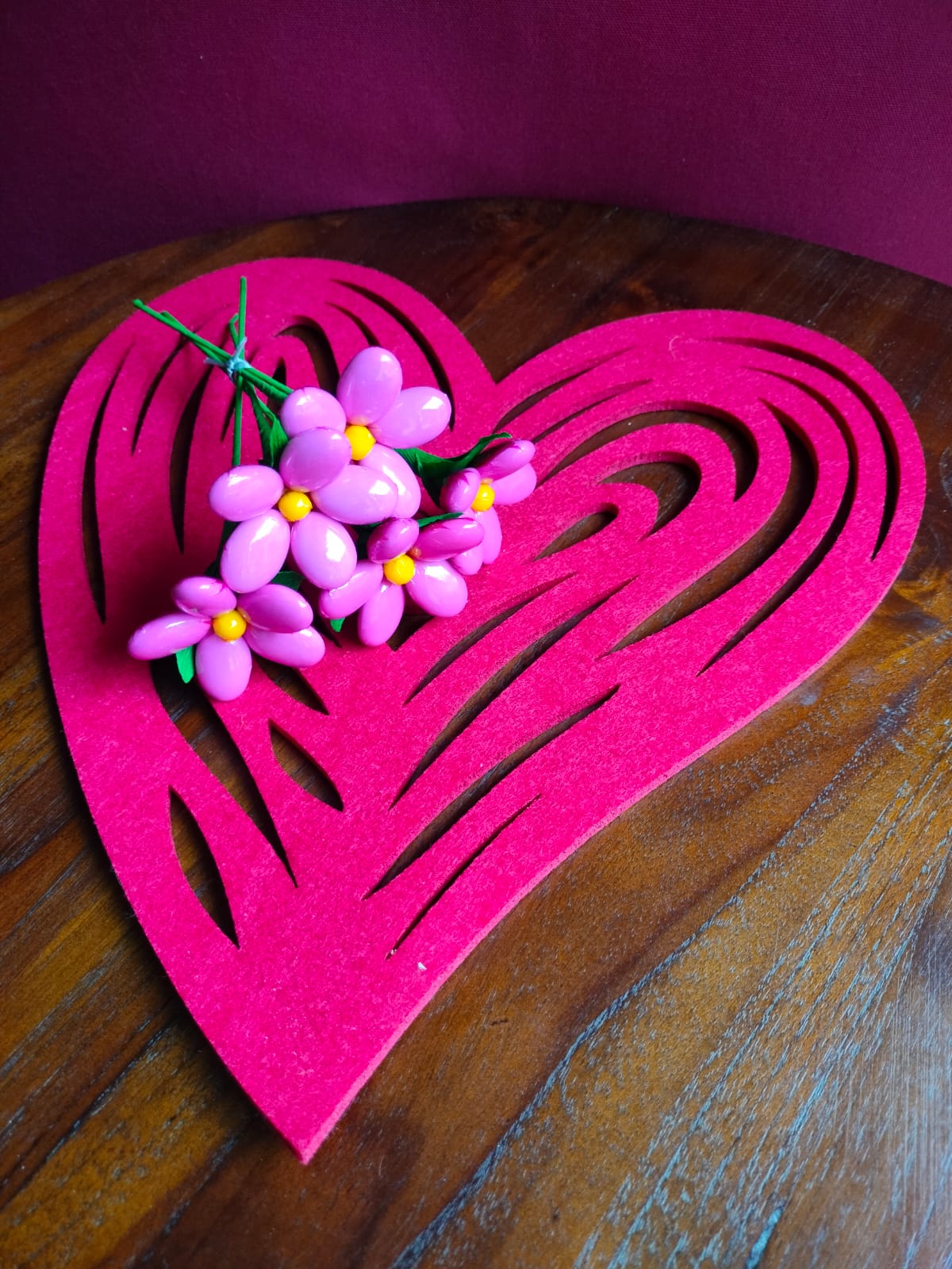 Bouquet Saint Valentin marguerites roses dragées chocolat coeur rouge