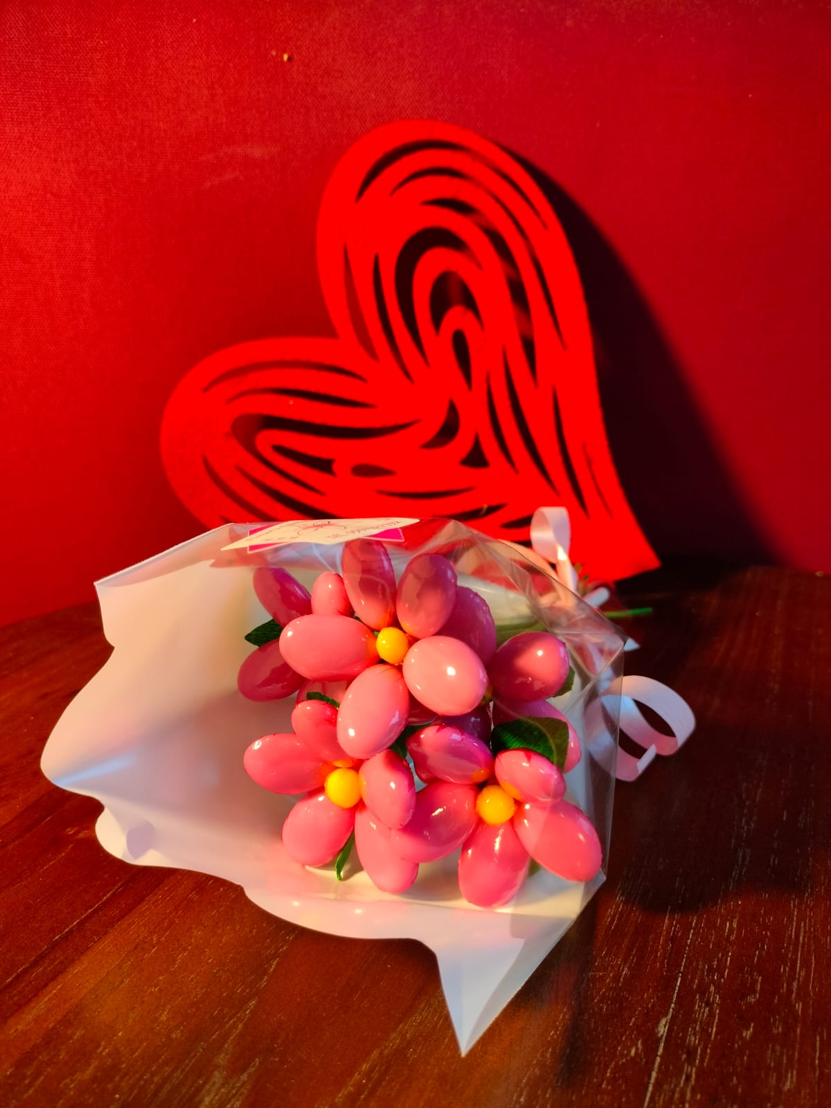 Bouquet Saint Valentin marguerites roses dragées chocolat coeur rouge bois