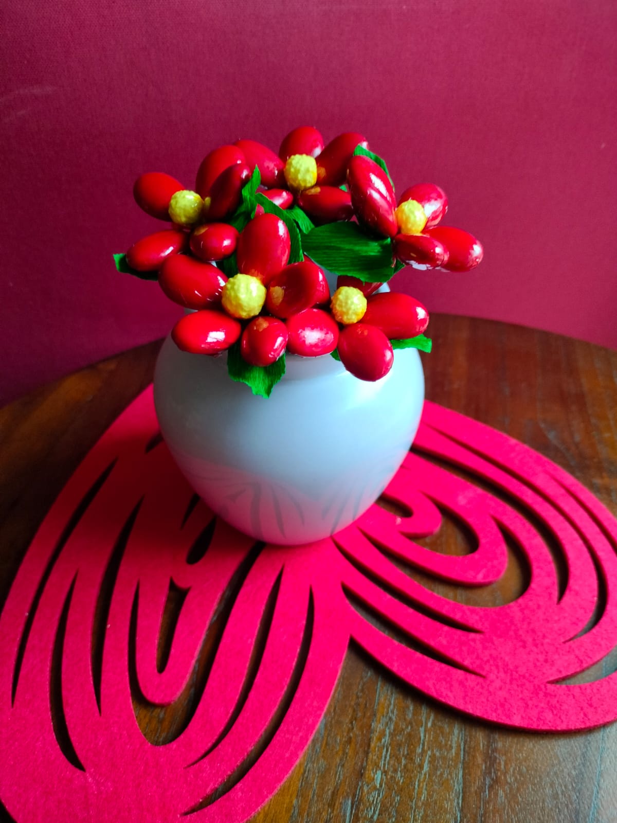 Bouquet Saint Valentin marguerites rouges dragées chocolat vase