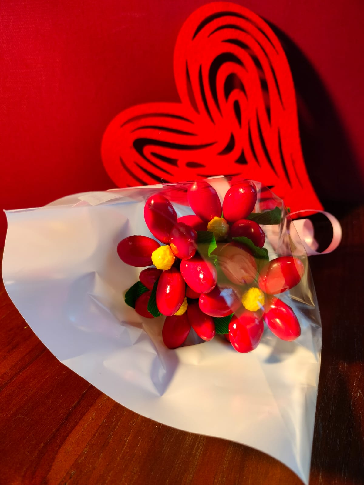 Bouquet Saint Valentin marguerites rouges dragées chocolat coeur rouge