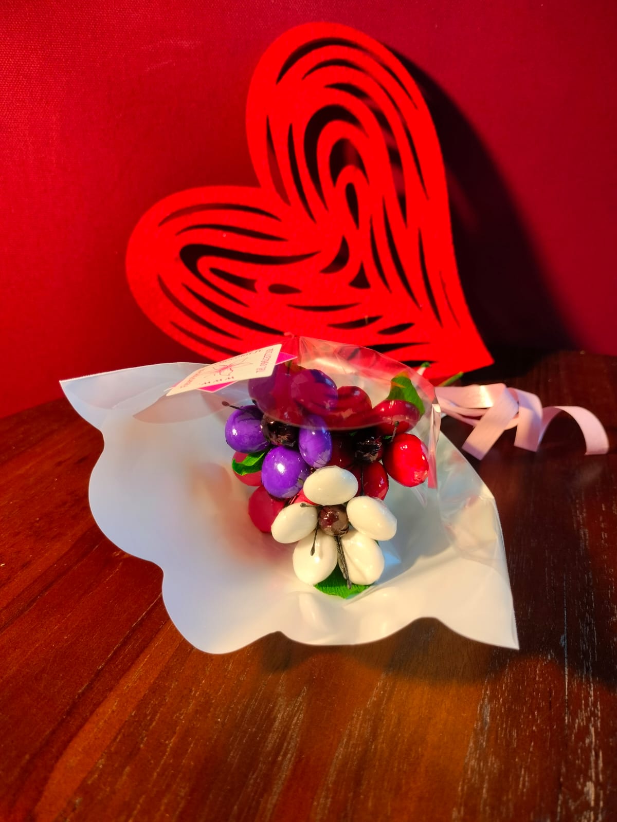 Bouquet Saint Valentin anémones dragées chocolat coeur rouge bois
