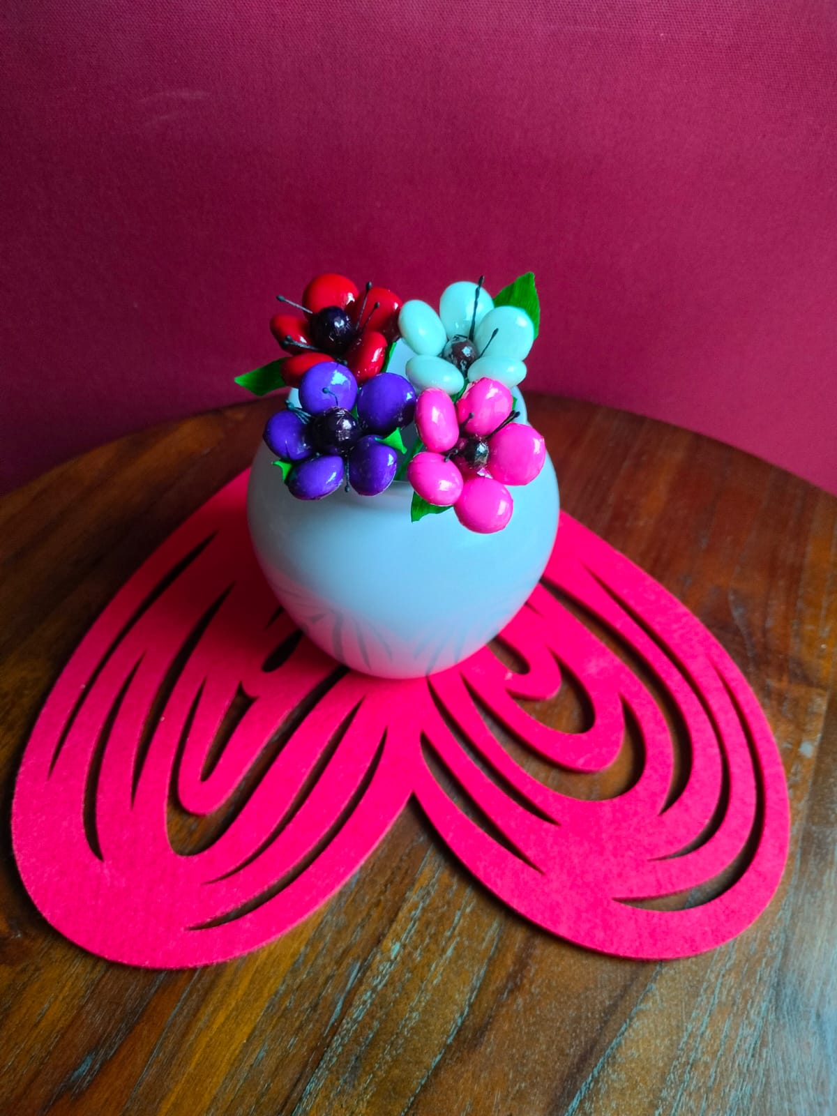 Bouquet Saint Valentin anémones dragées chocolat vase
