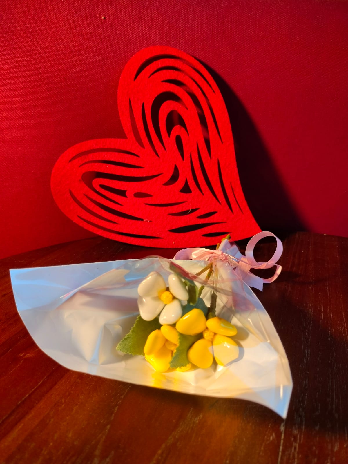 Bouquet Saint Valentin primevères dragées chocolat coeur rouge