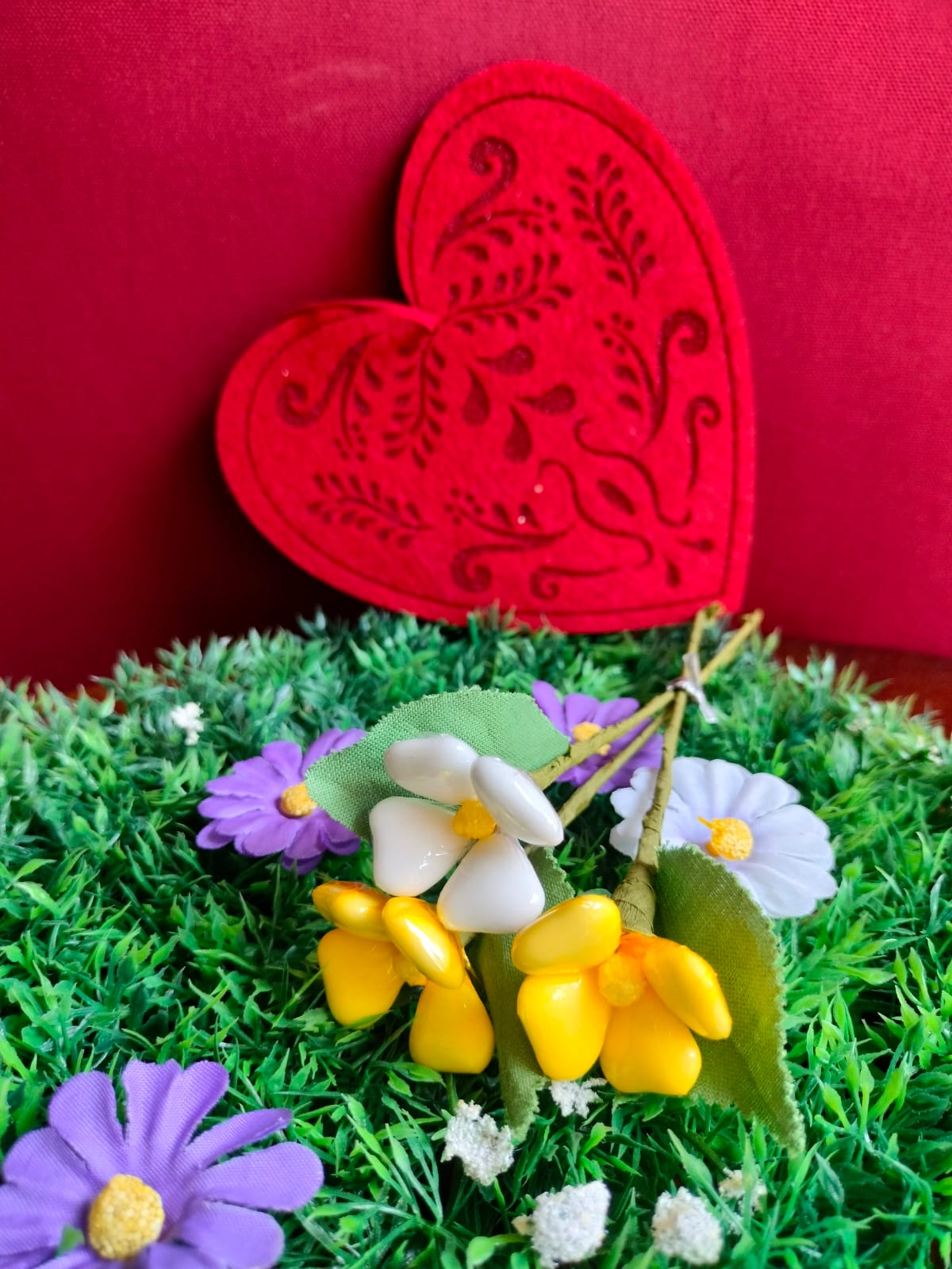 Bouquet Saint Valentin primevères dragées chocolat prairie coeur rouge