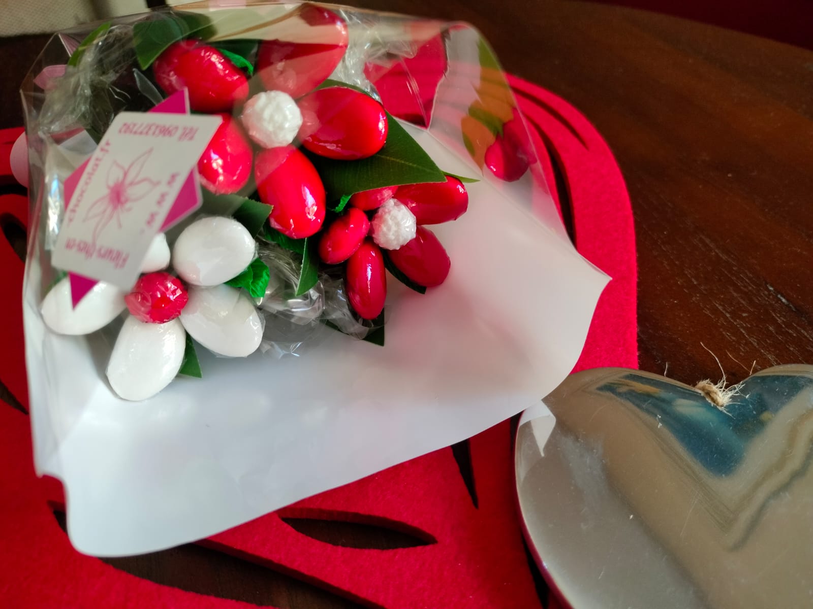 Bouquet Saint Valentin rouge et blanc dragées et chocolats coeur rouge et argent