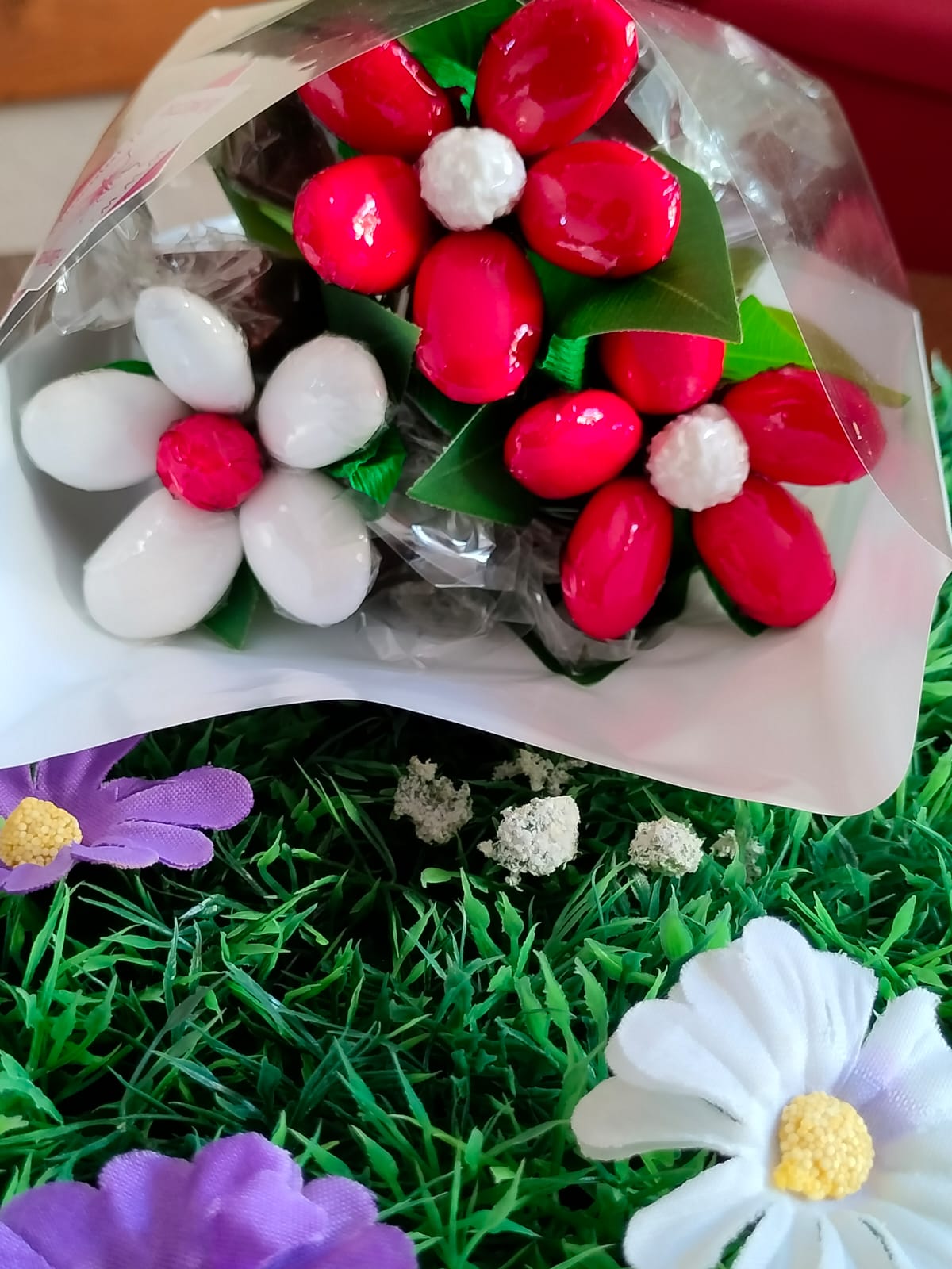 Bouquet Saint Valentin rouge et blanc dragées et chocolats prairie