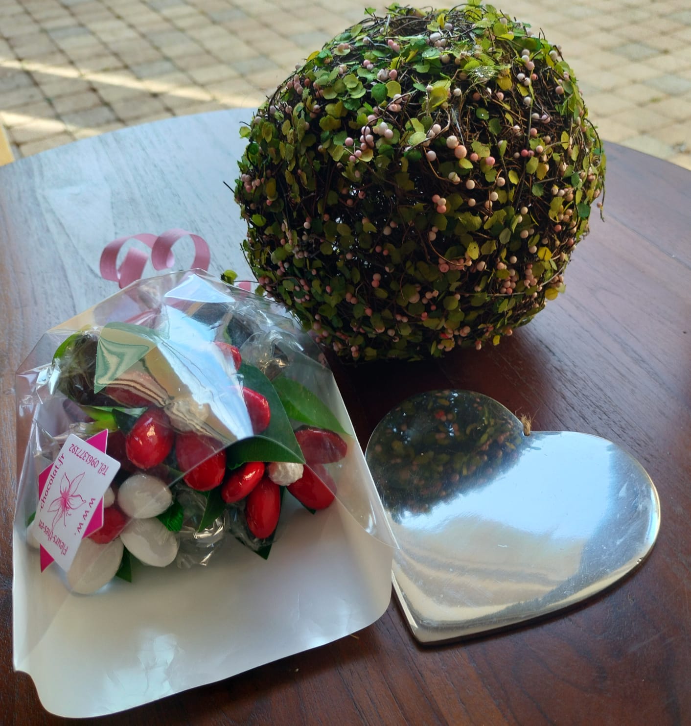 Bouquet Saint Valentin rouge et blanc dragées et chocolats coeur argent