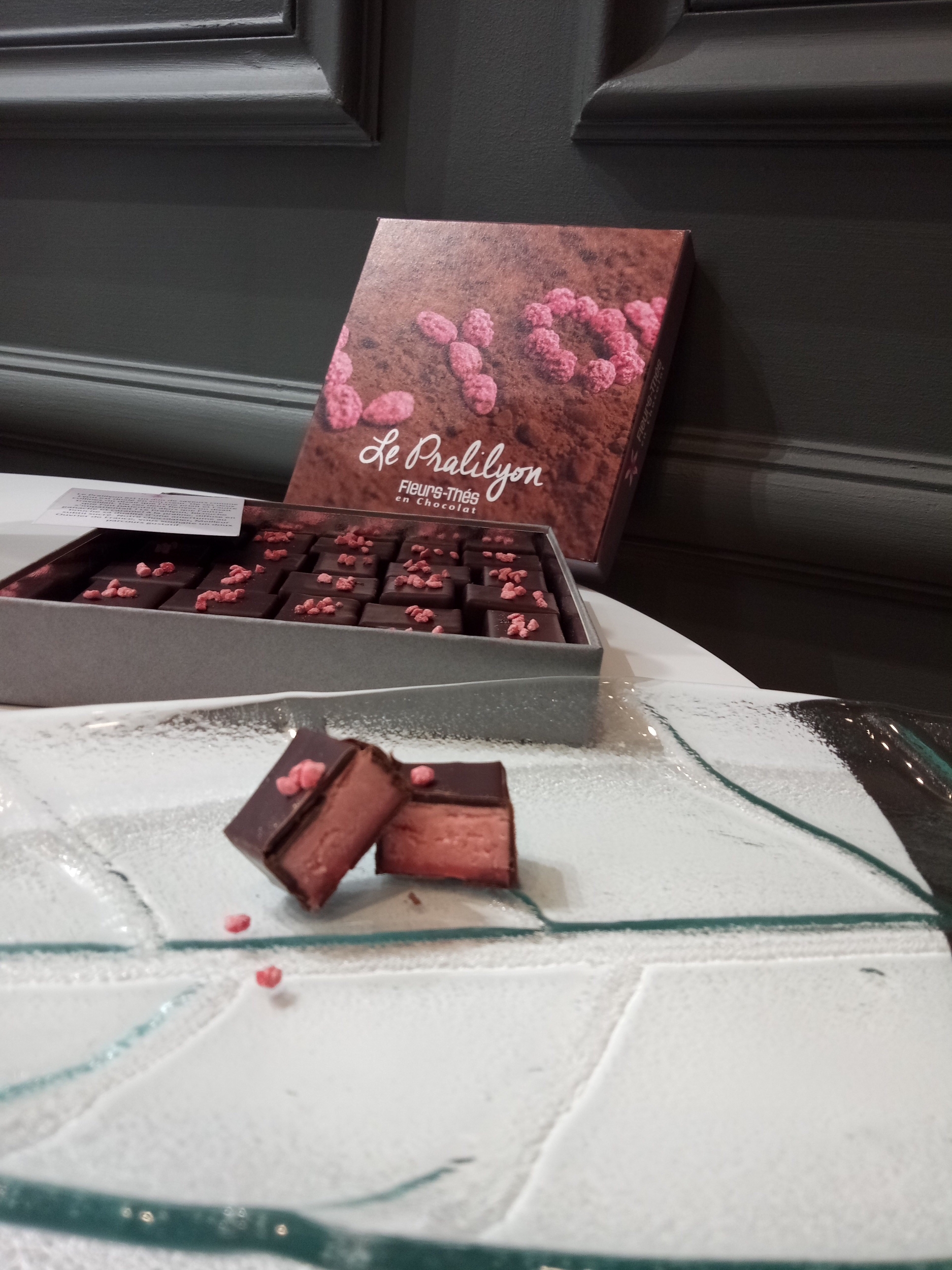 Le Pralilyon®, bonbon de chocolat, spécialité lyonnaise, coupe