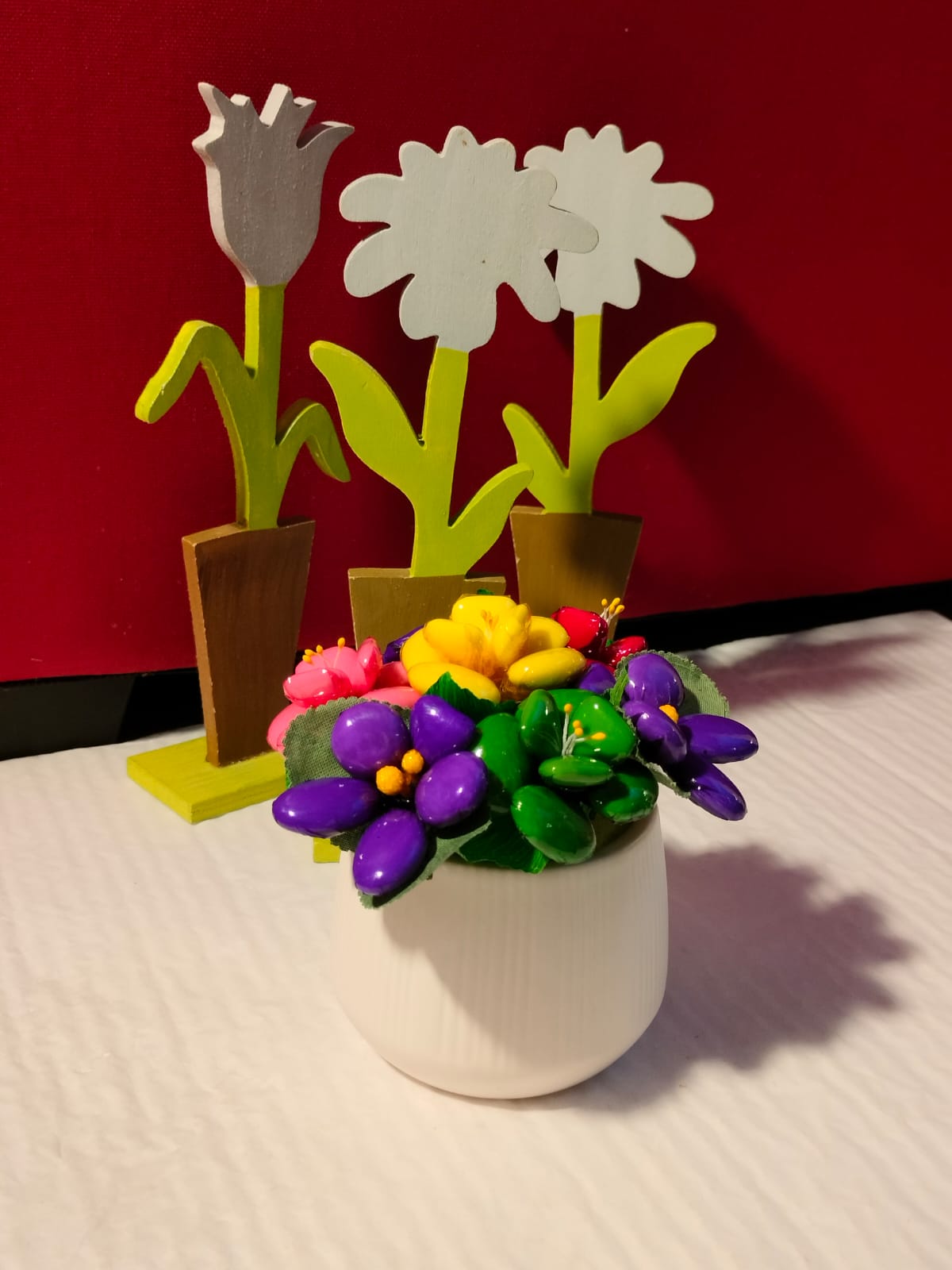 Vase blanc bouquet violettes dragées chocolat 3