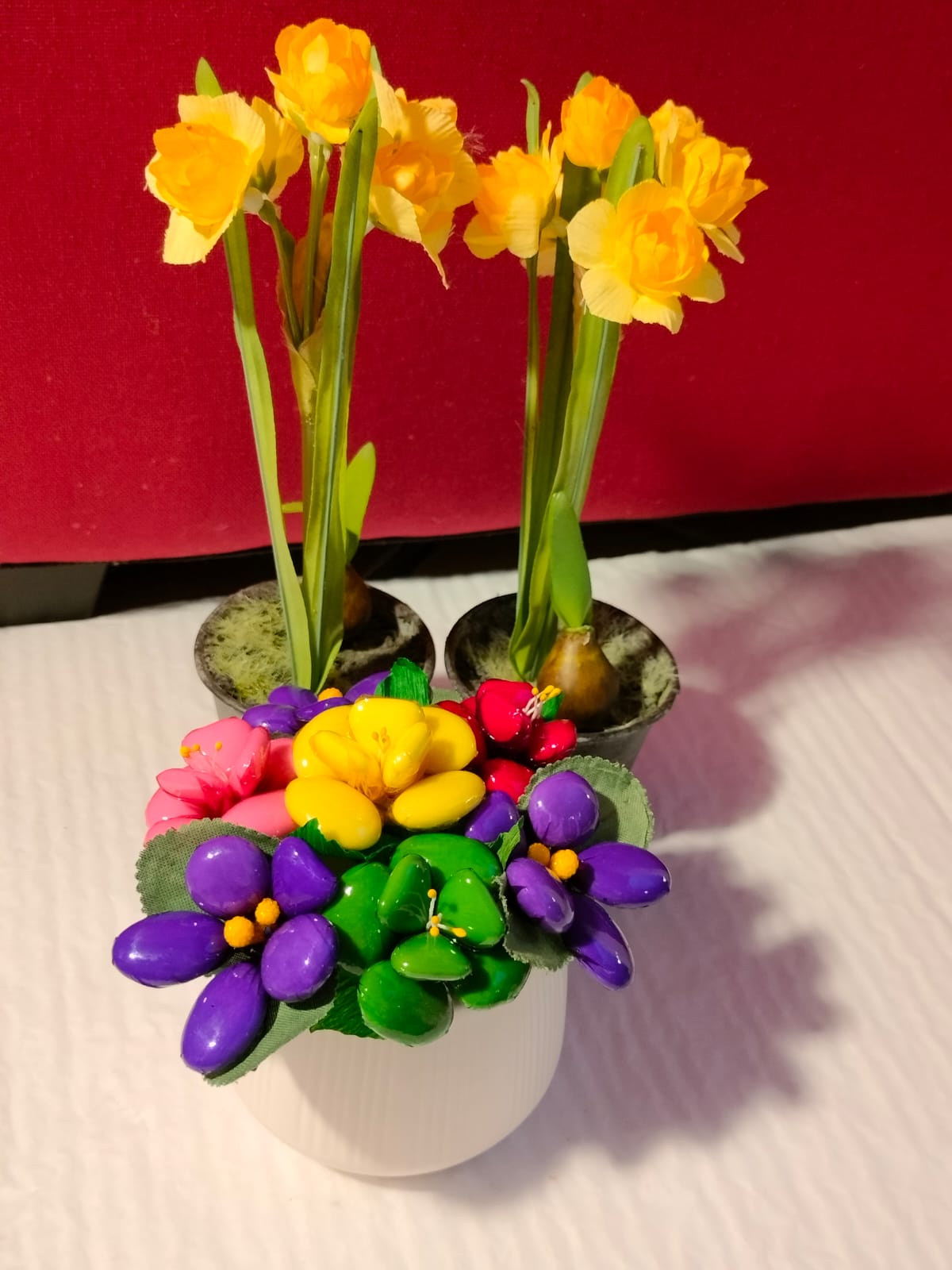 Vase blanc bouquet violettes dragées chocolat 4