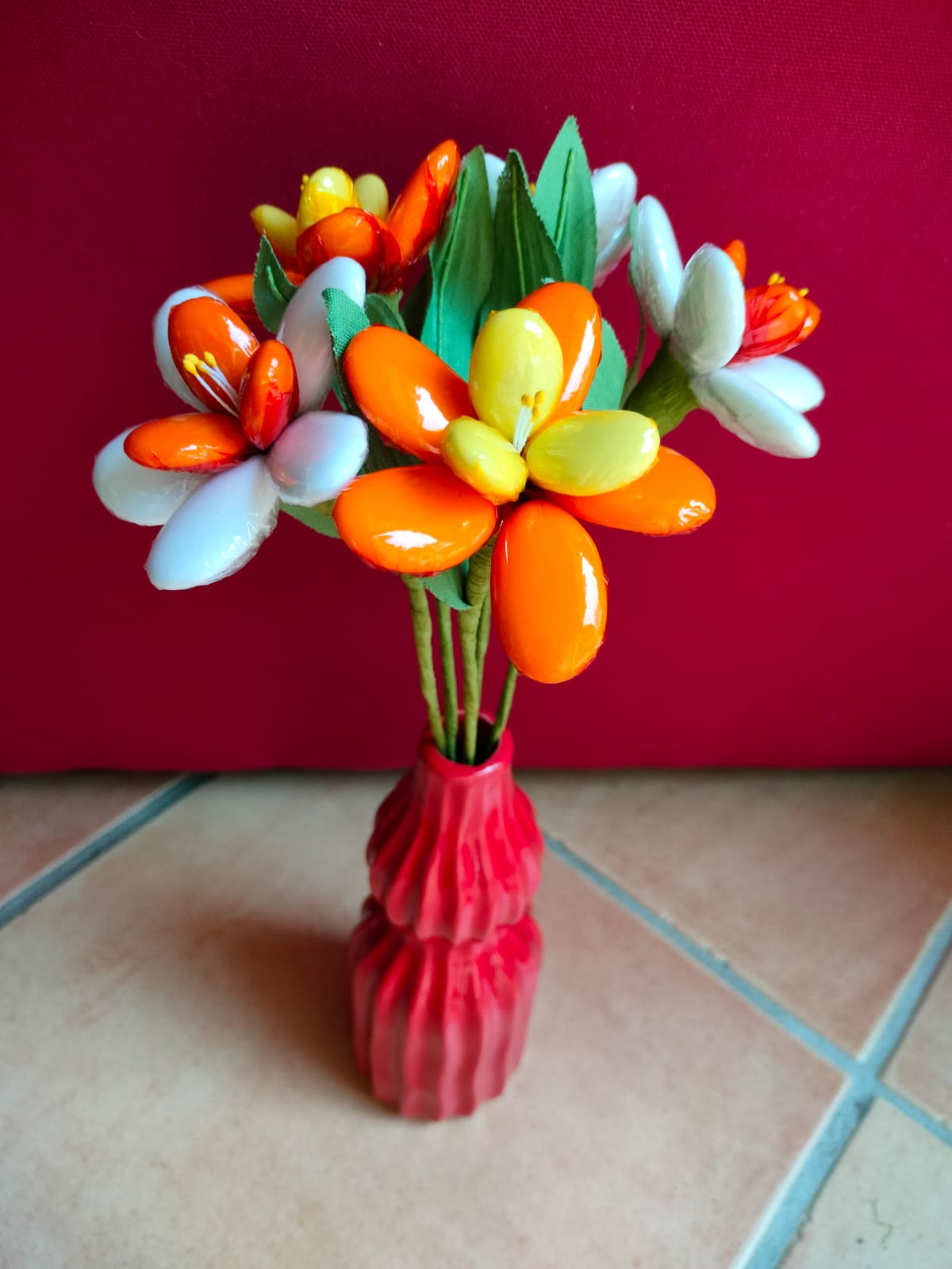 Vase céramique bouquet jonquilles dragées chocolat rouge