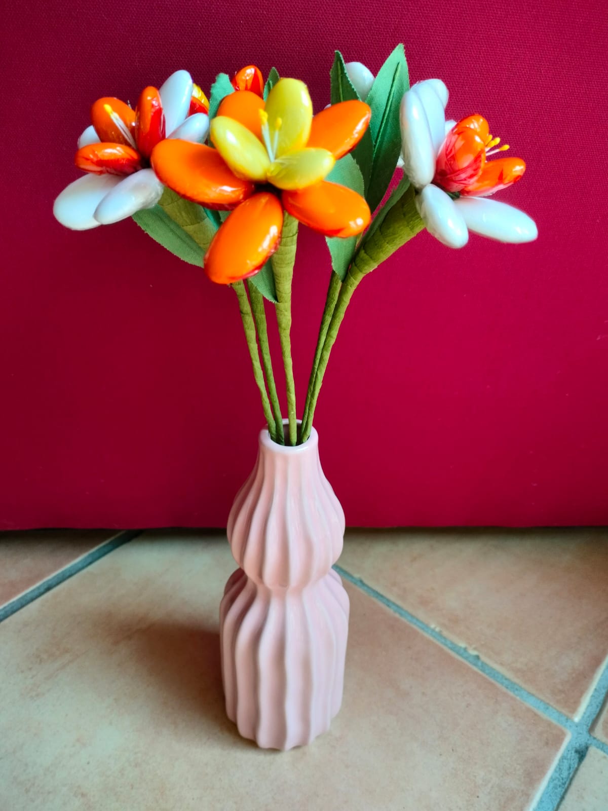 Vase céramique bouquet jonquilles dragées chocolat rose