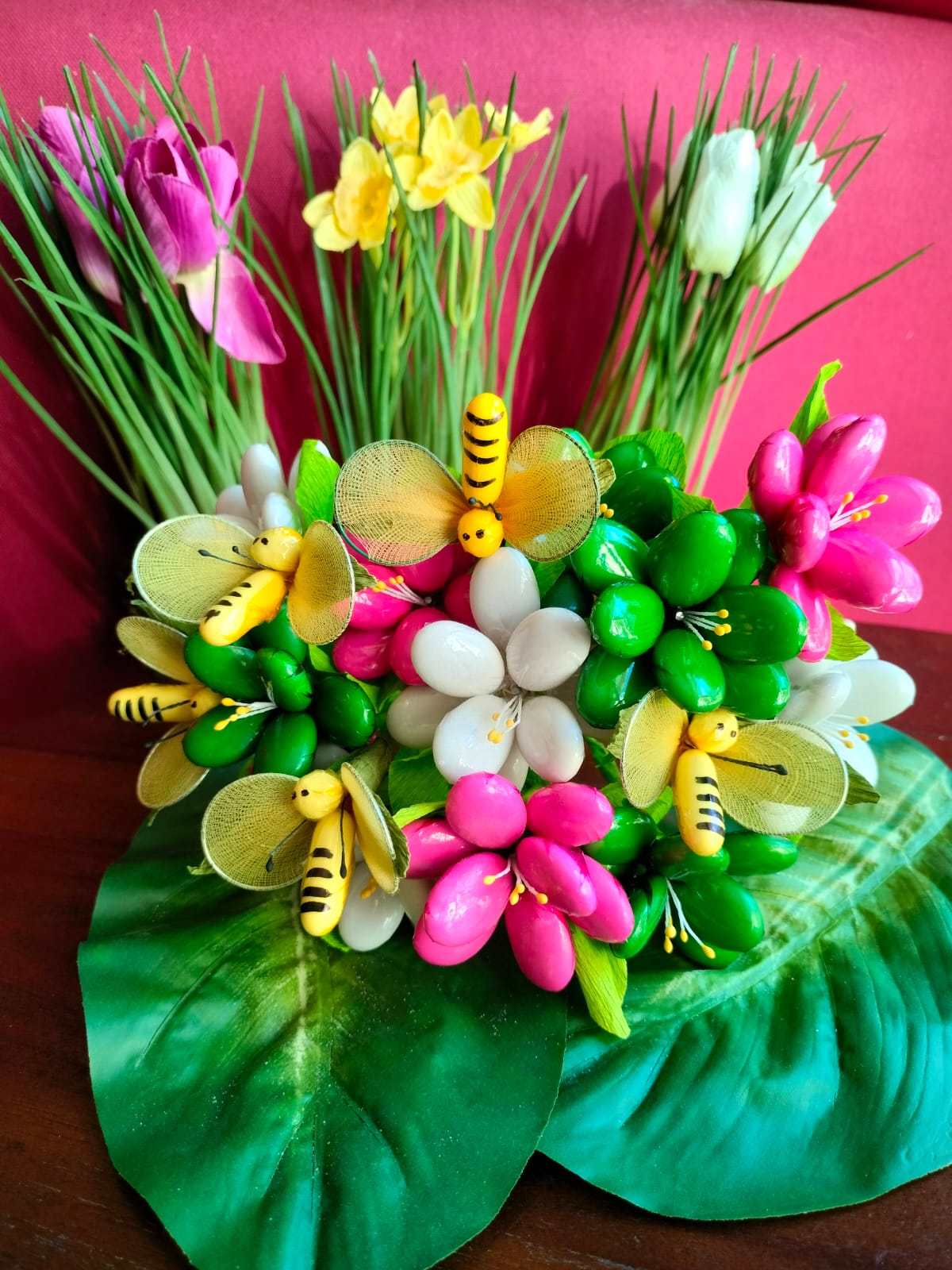 Vase garden bouquet frésias abeilles dragées chocolat 3