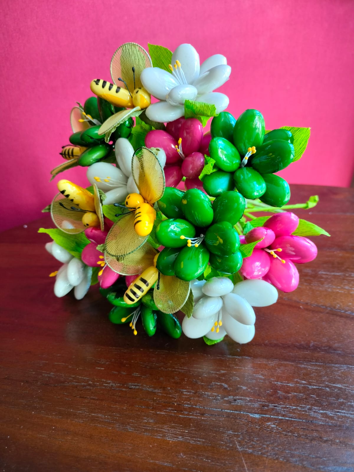 Vase garden bouquet frésias abeilles dragées chocolat 2