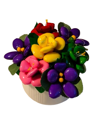 Vase blanc bouquet violettes dragées chocolat