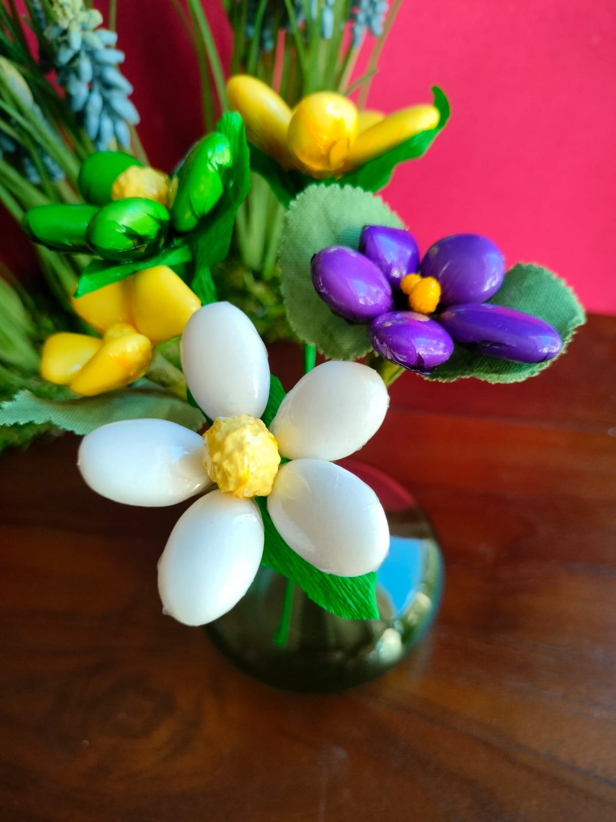Vase vert bouquet fleurs dragées chocolat 2