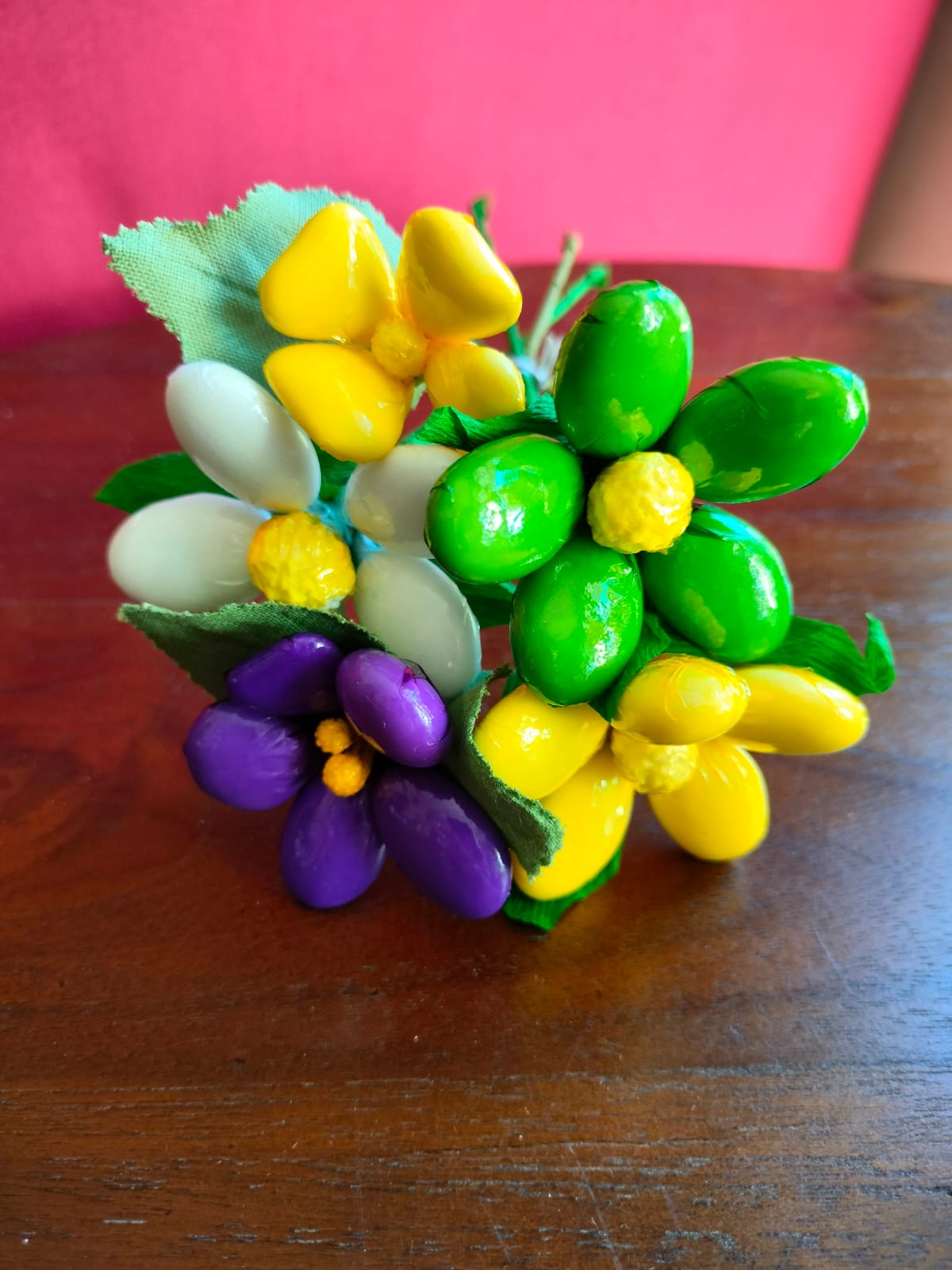 Vase vert bouquet fleurs dragées chocolat 4