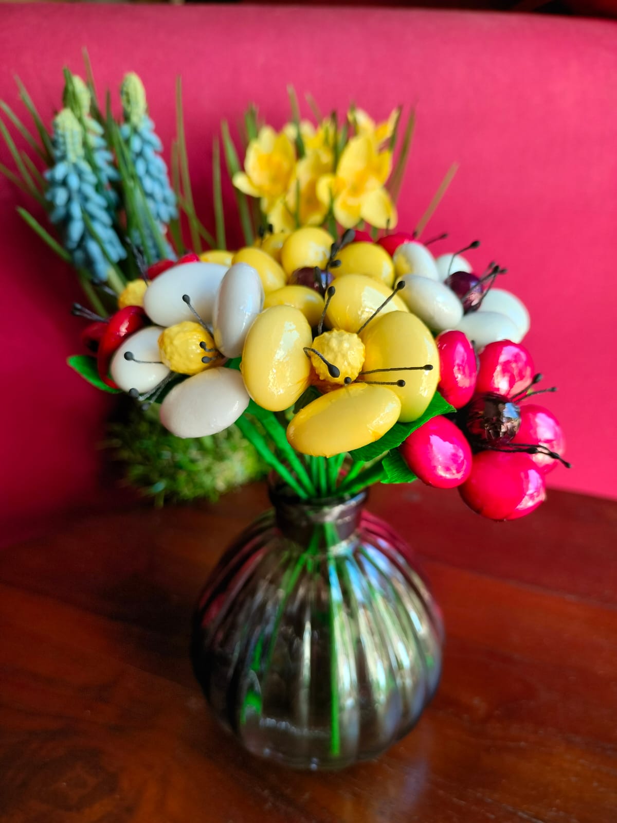 Vase vintage bouquet coquelicots anémones dragées chocolat 2