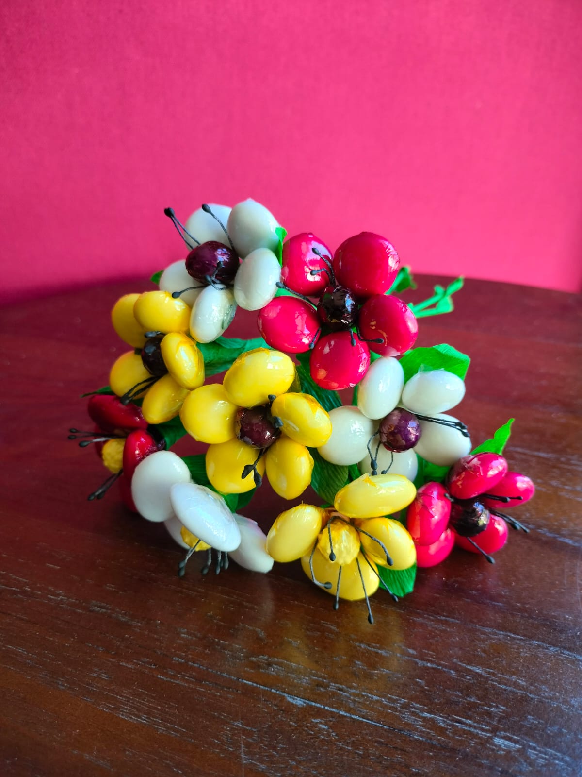 Vase vintage bouquet coquelicots anémones dragées chocolat 3