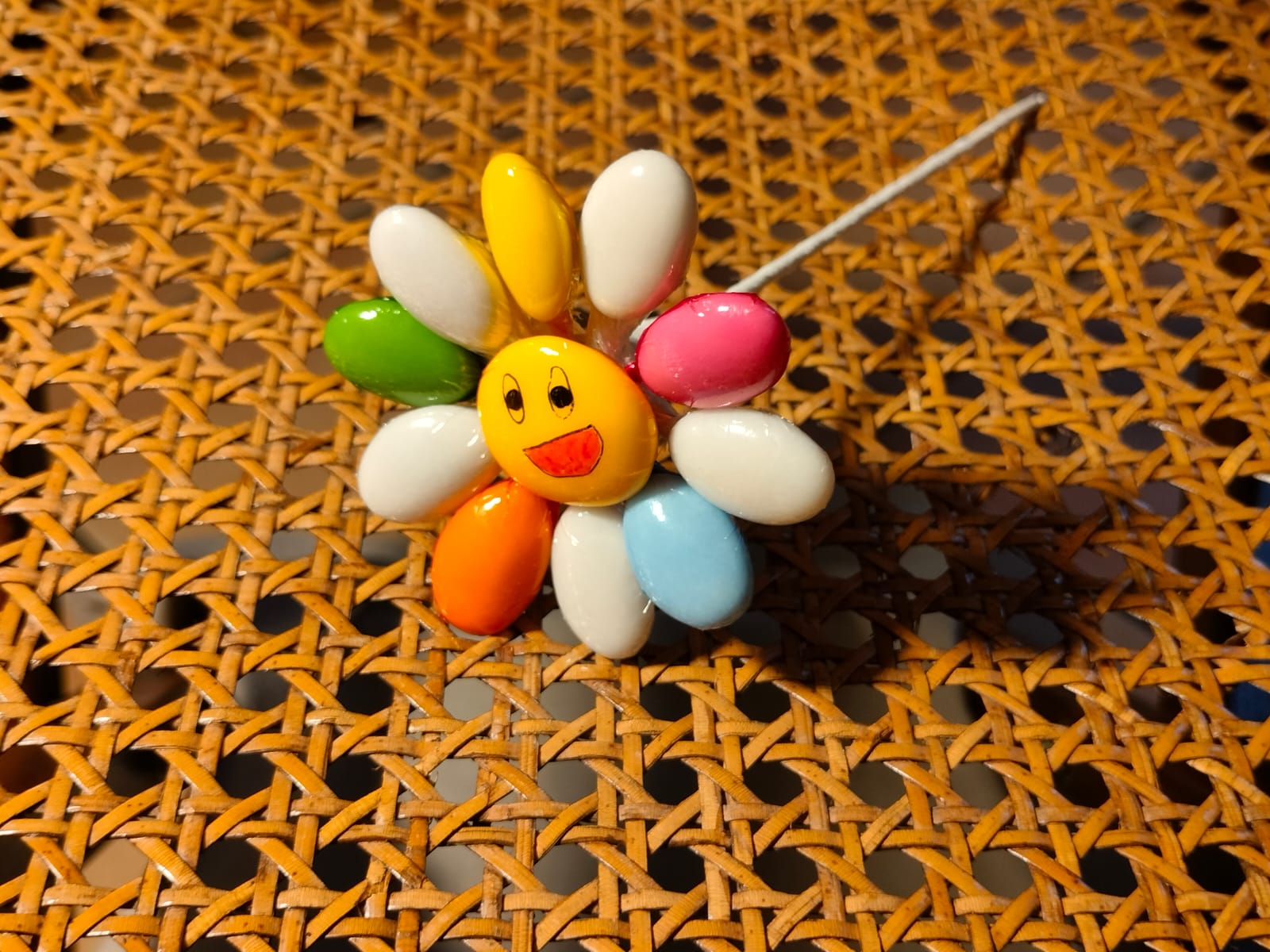Fleur Smiley blanc multicolore dragées chocolat 3