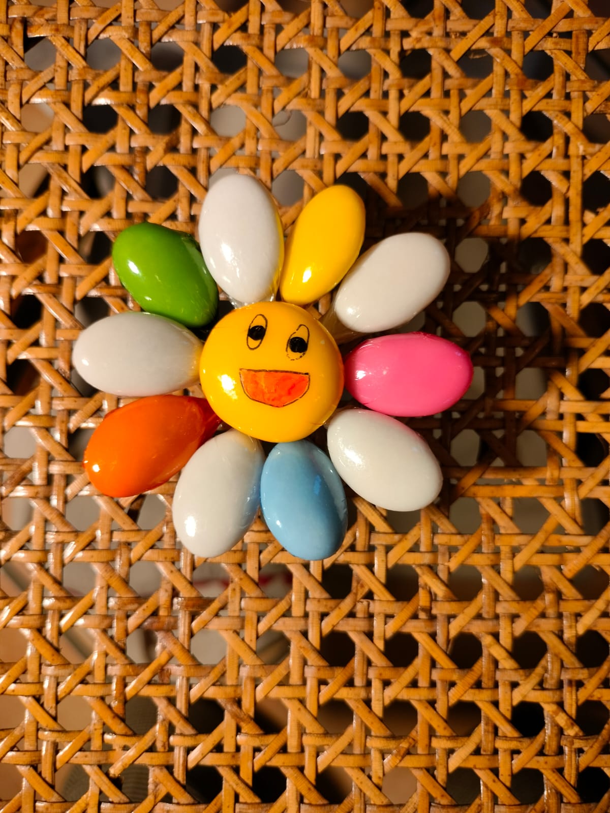 Fleur Smiley blanc multicolore dragées chocolat 4