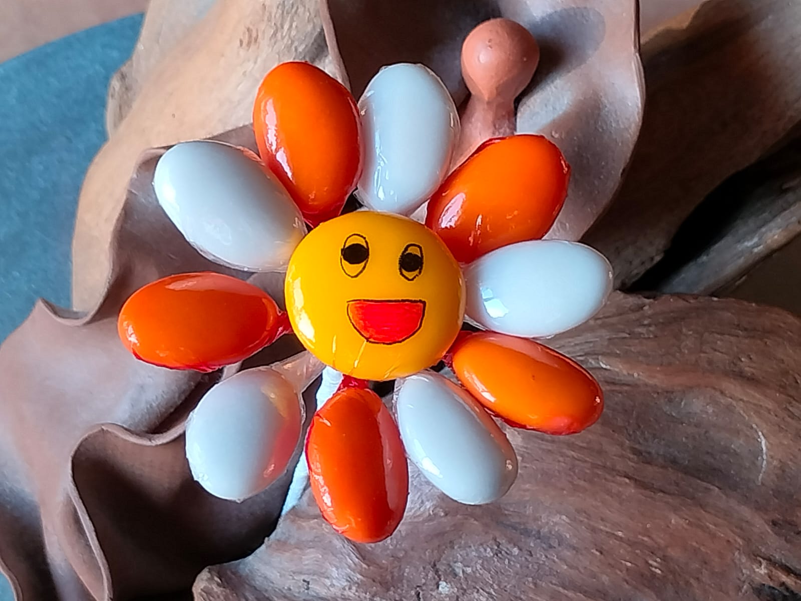 Fleur Smiley blanc et orange dragées chocolat 5