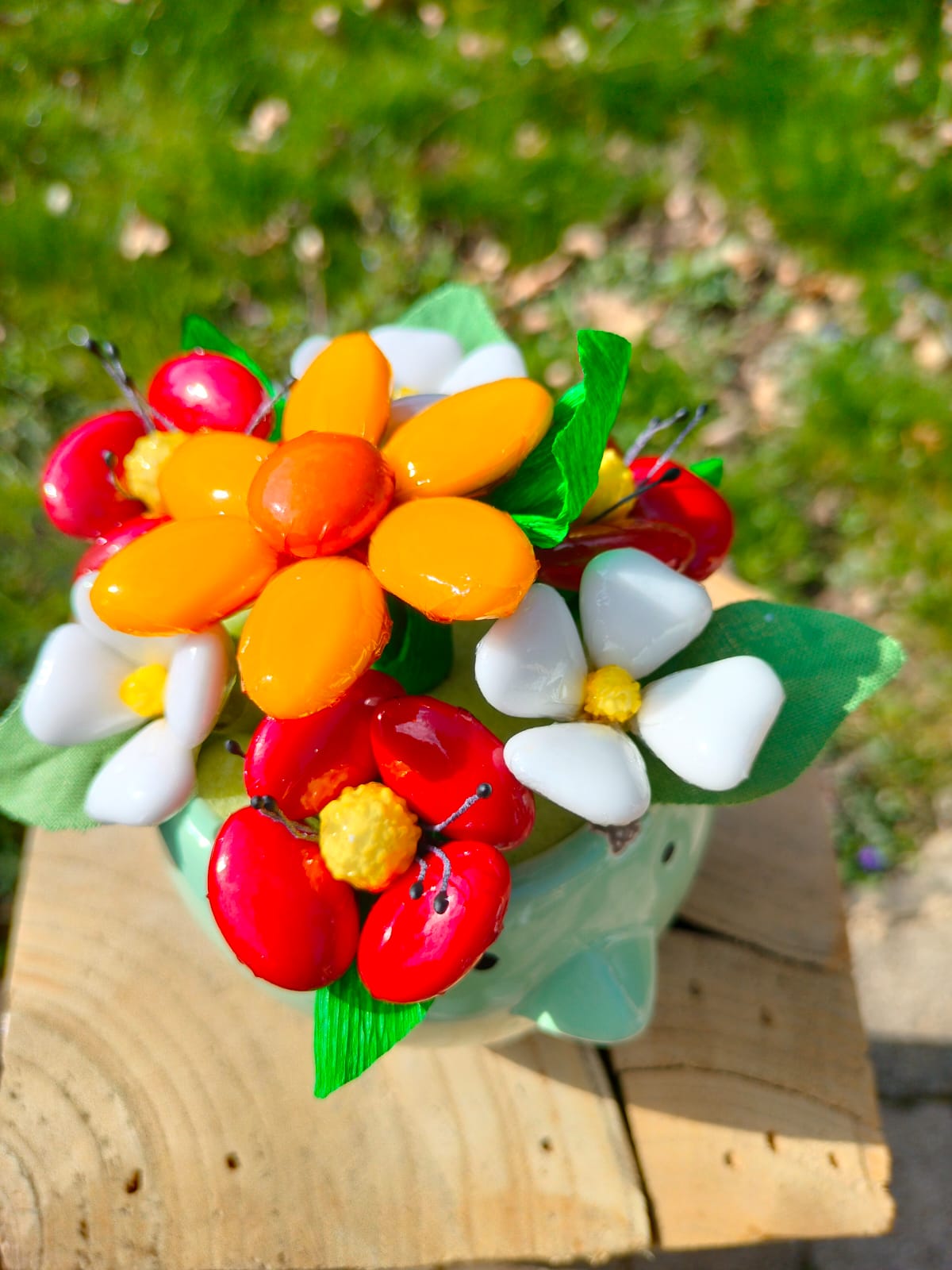 Vase oiseau fleurs dragées chocolat dessus