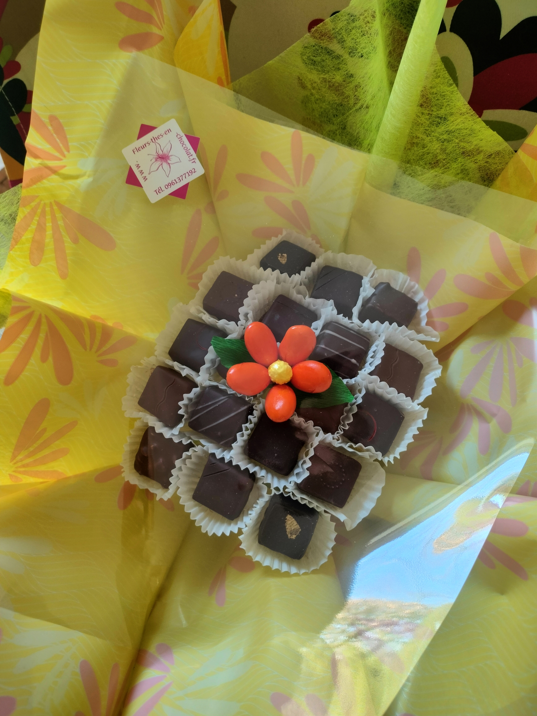 Bouquet de Pâques chocolats et une fleur de dragées emballé