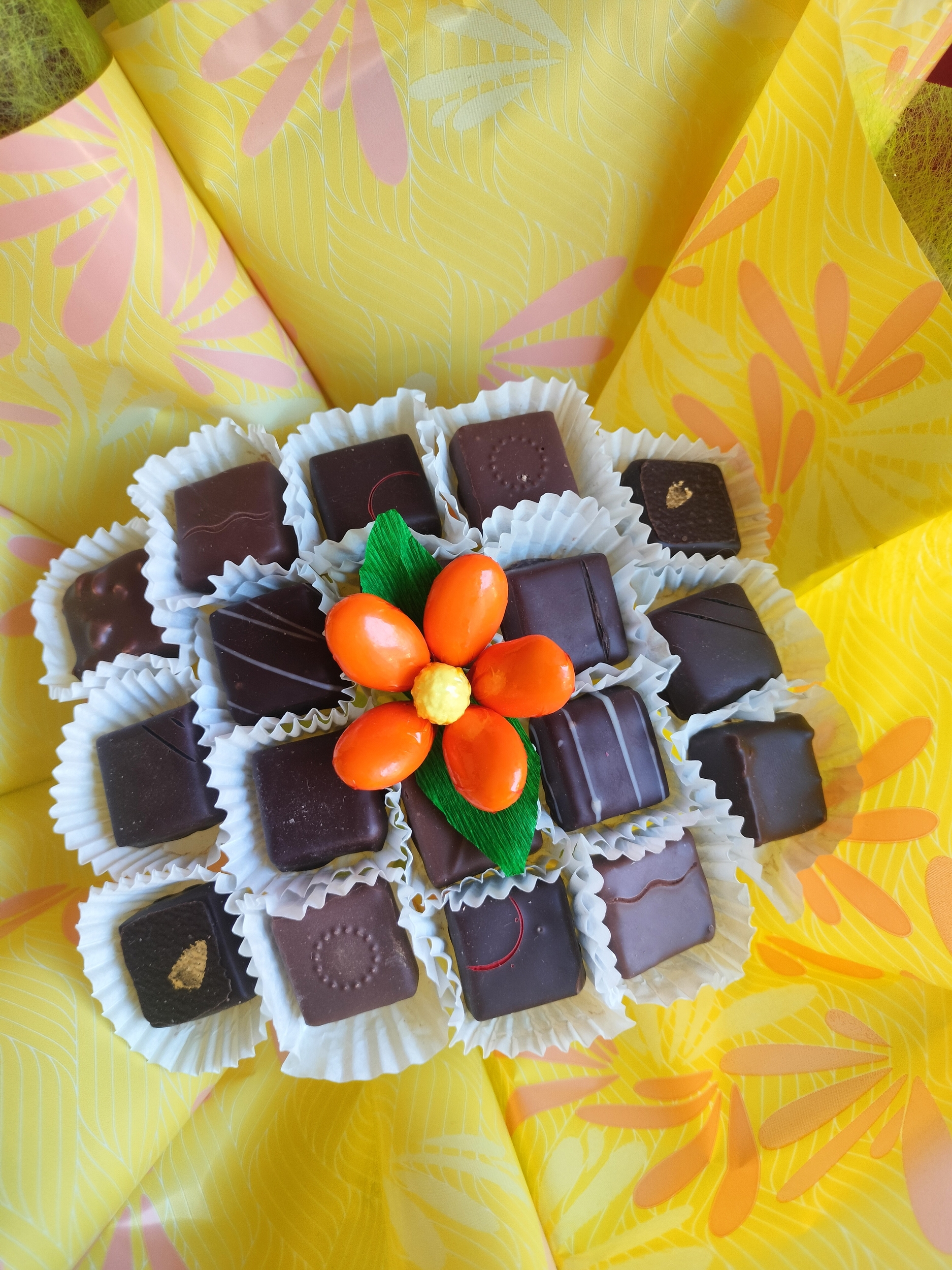 Bouquet de Pâques chocolats et une fleur de dragées zoom