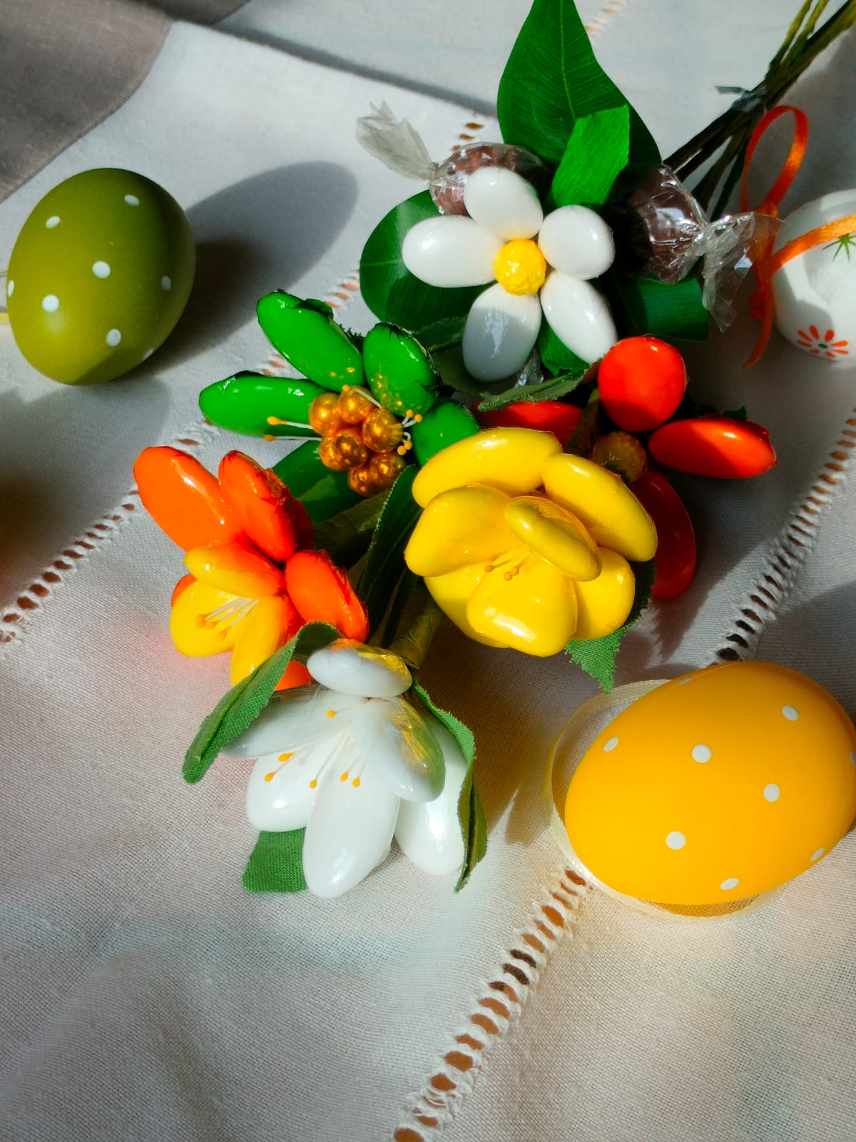 Bouquet friture chocolat de Pâques et fleurs de dragées (2)