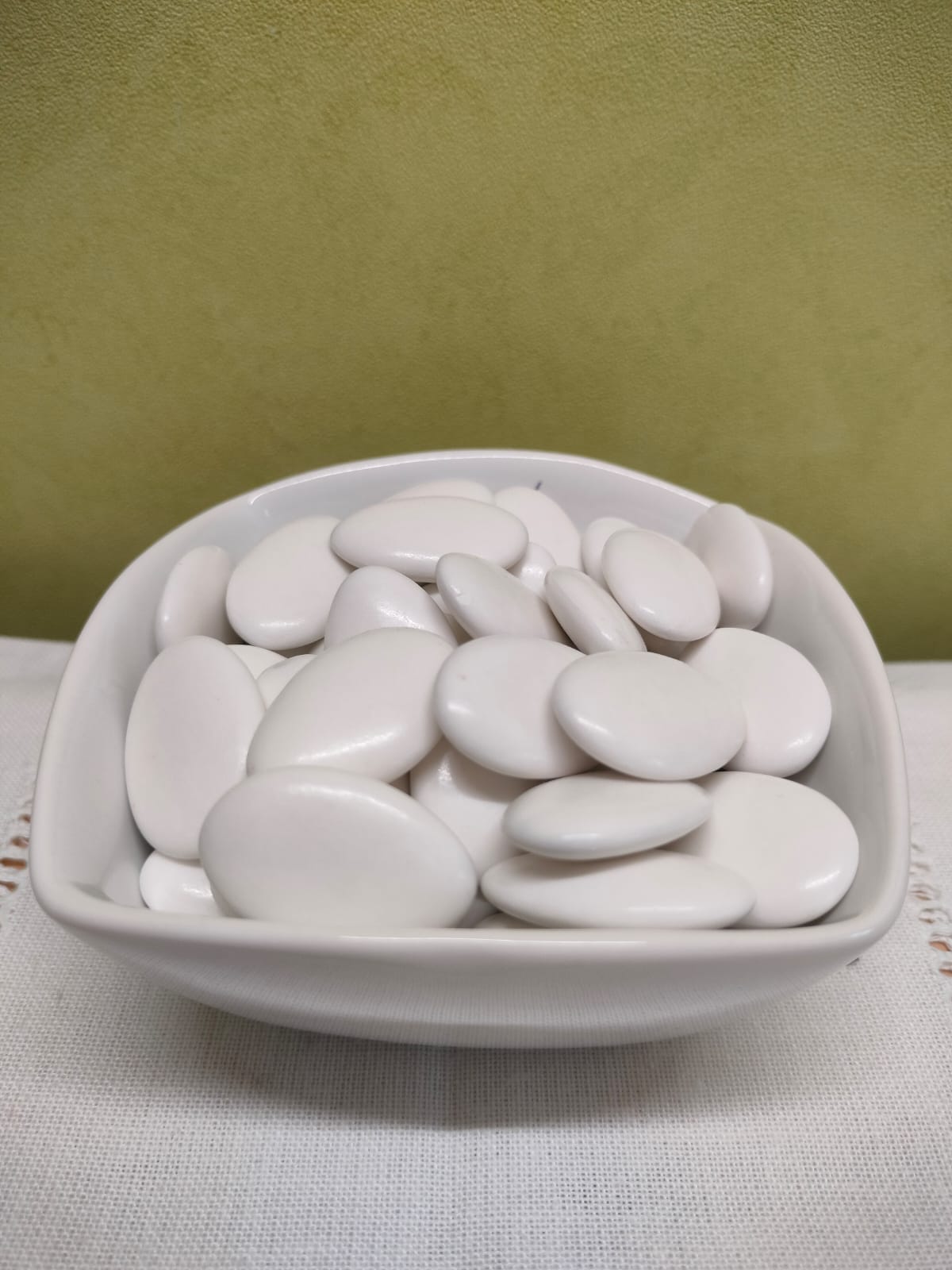 Dragées chocolat noir couleur blanc coupelle