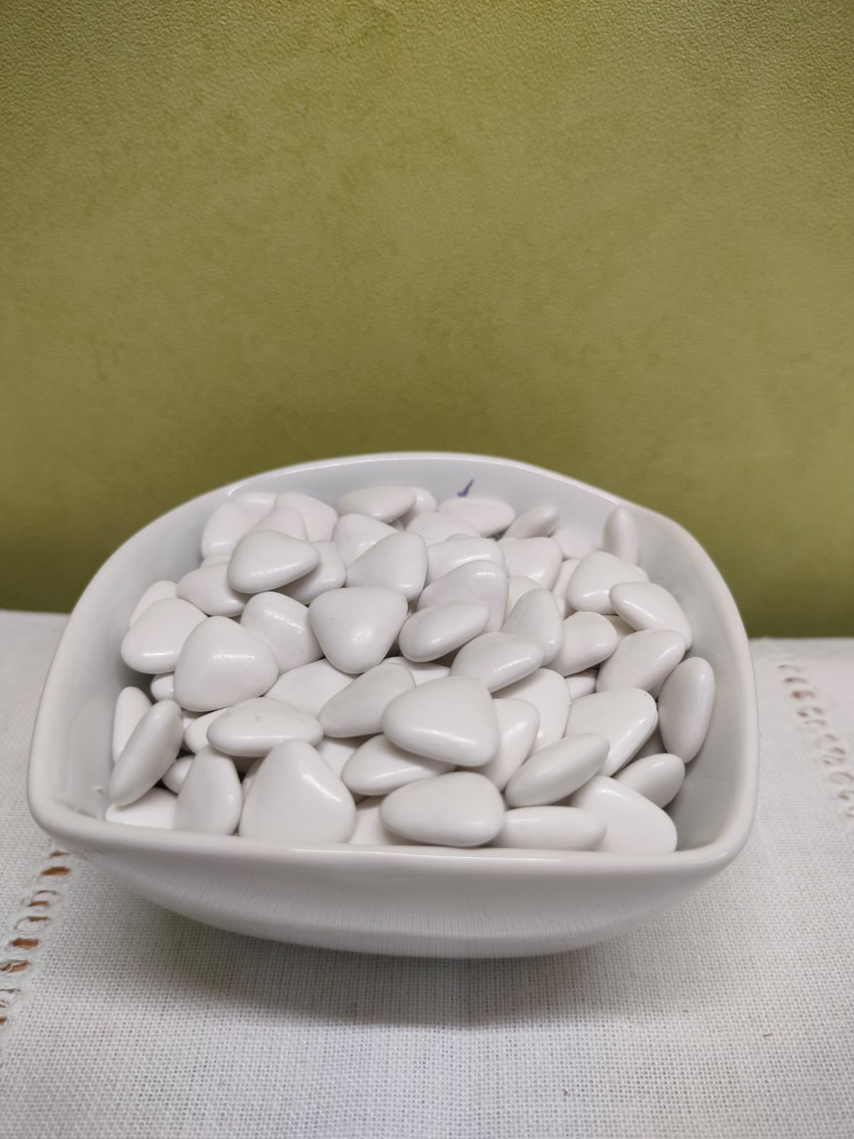 Dragées coeur chocolat lait couleur blanc coupelle