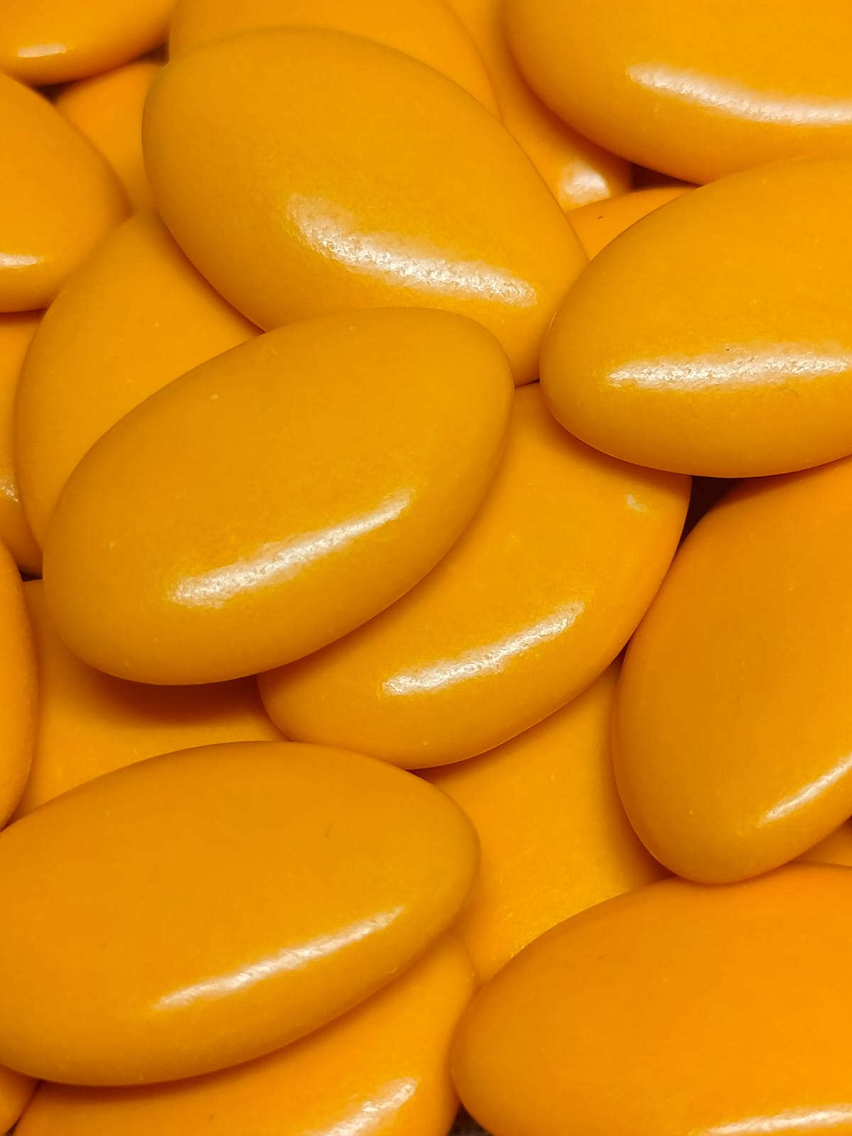 Dragées chocolat noir couleur jaune safran