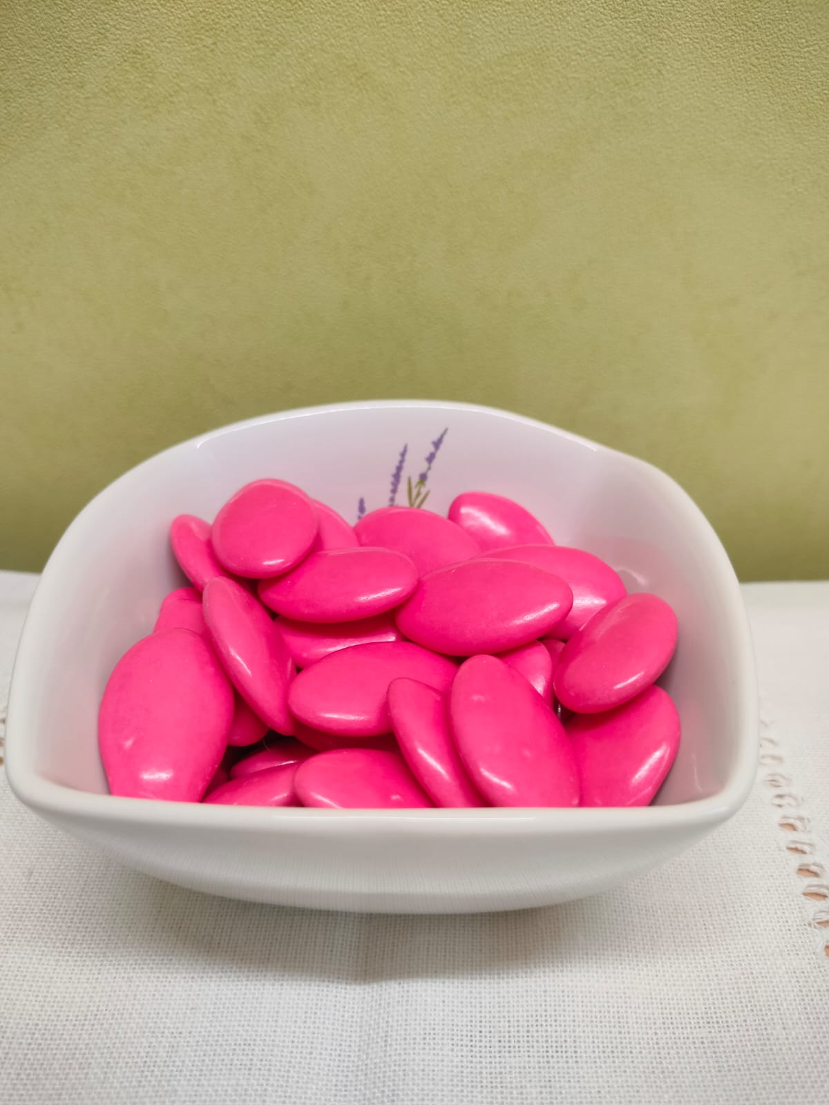 Dragées chocolat noir couleur magenta coupelle