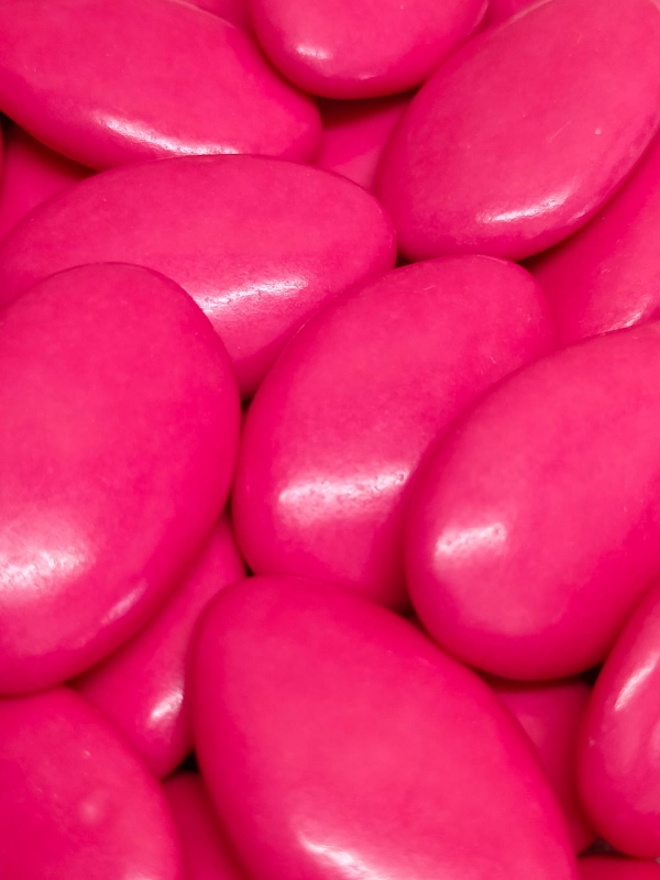 Dragées chocolat noir couleur magenta