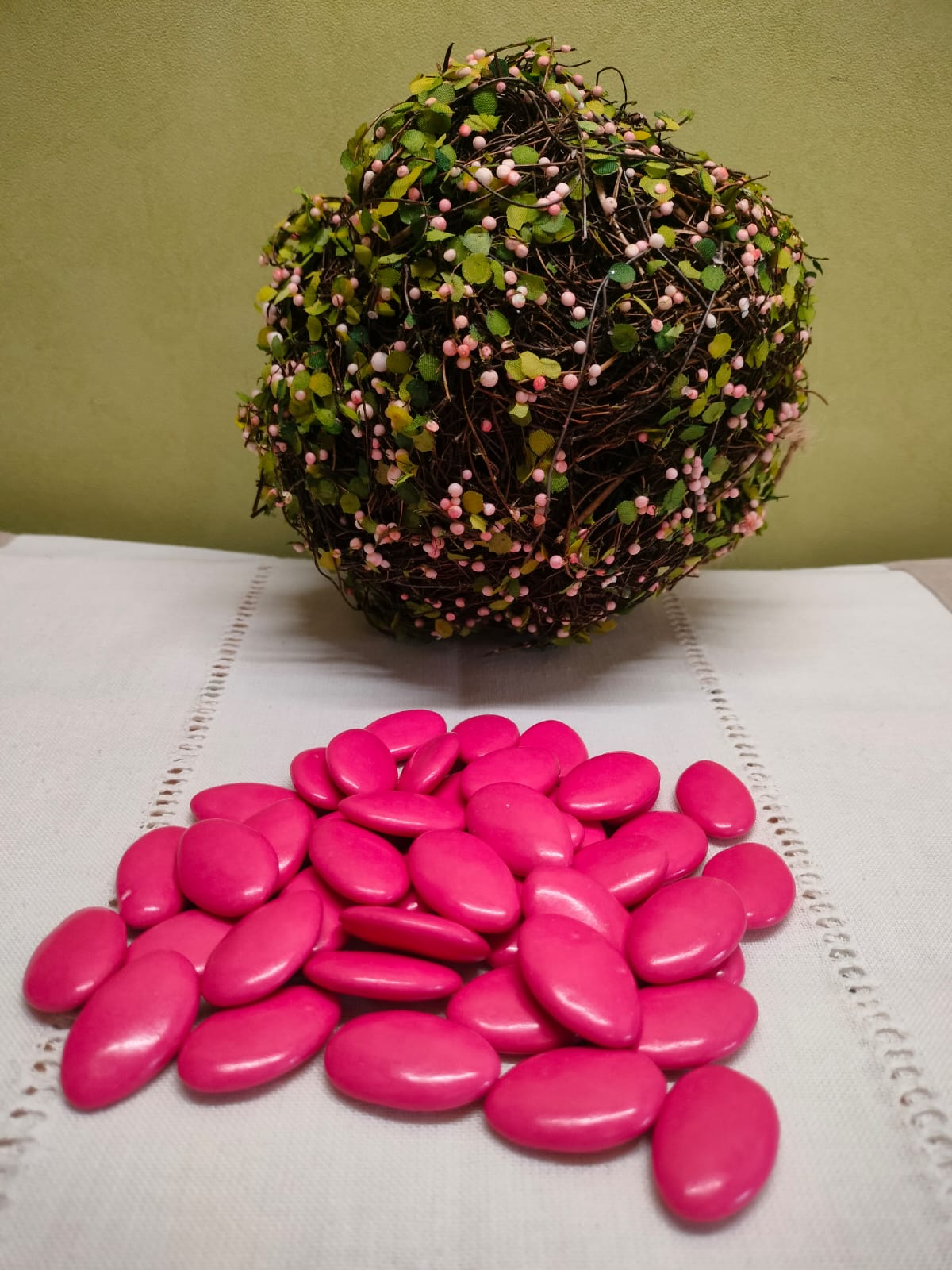 Dragées chocolat noir couleur magenta détail