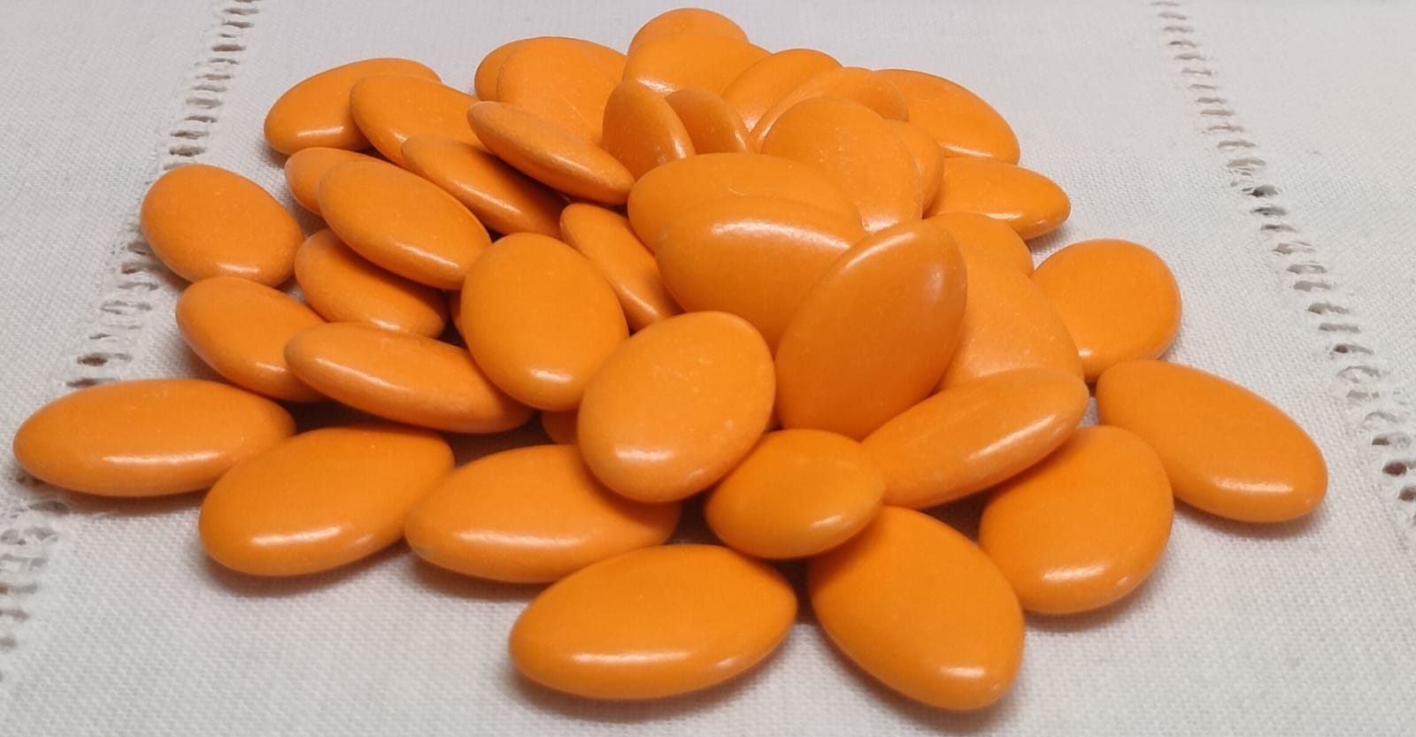 Dragées chocolat noir couleur orange détail