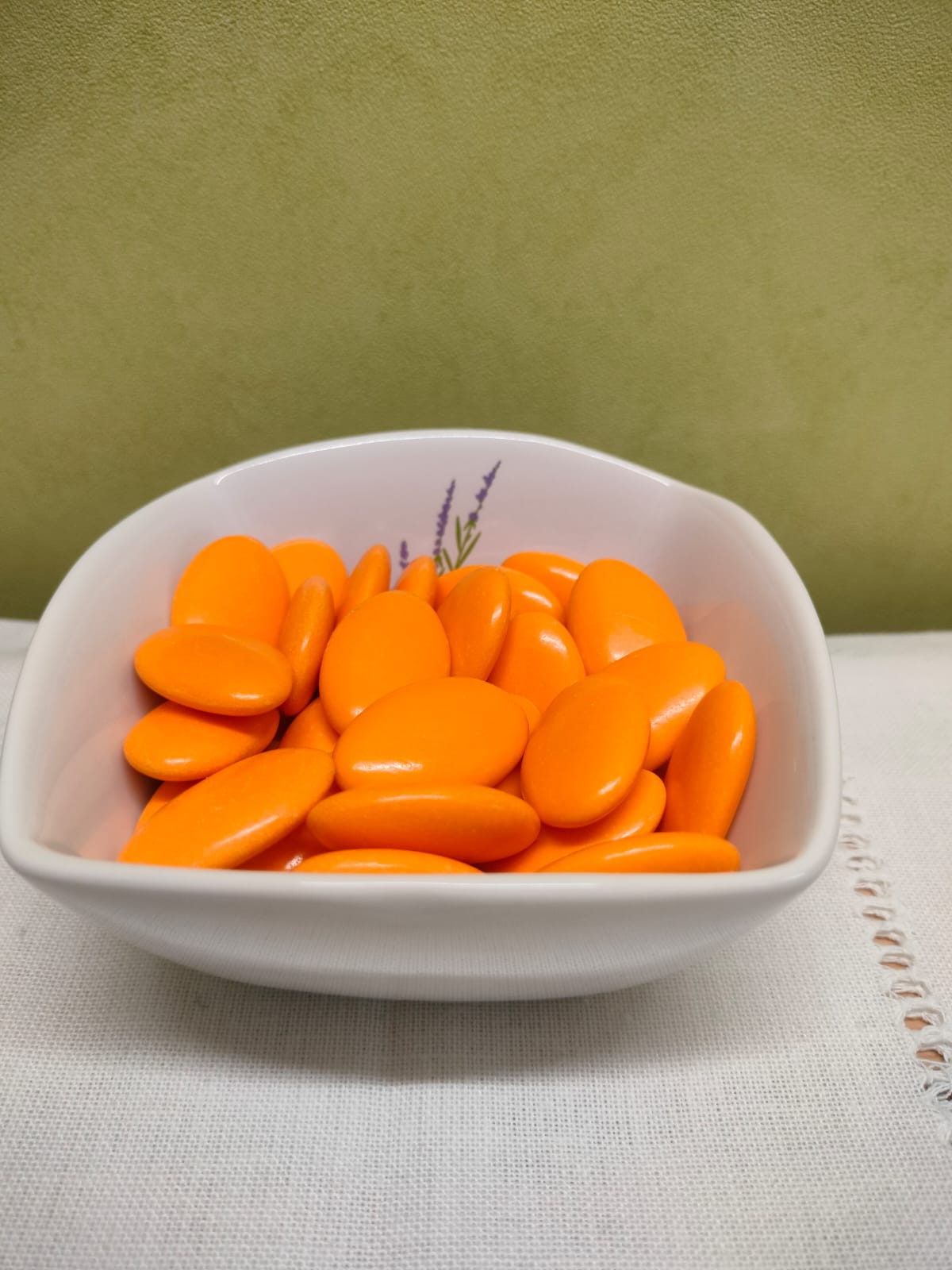 Dragées chocolat noir couleur orange coupelle