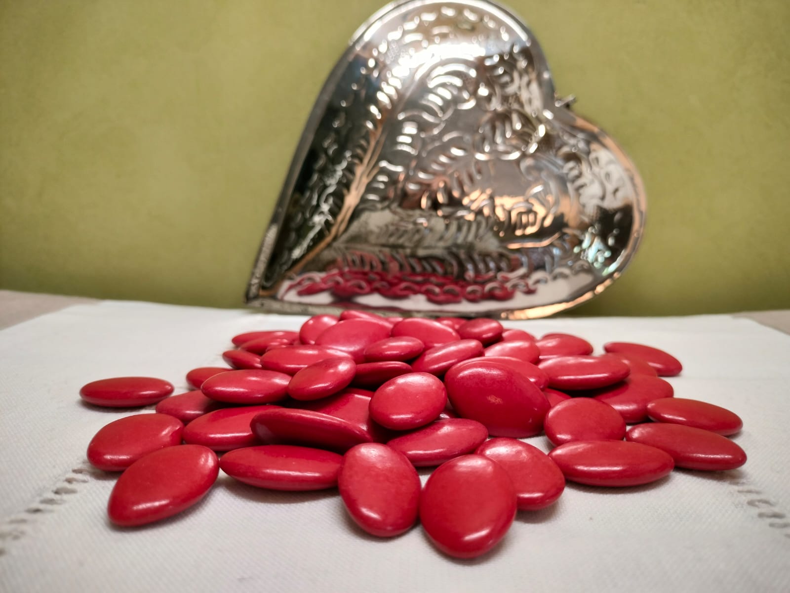Dragées chocolat noir couleur rouge détail