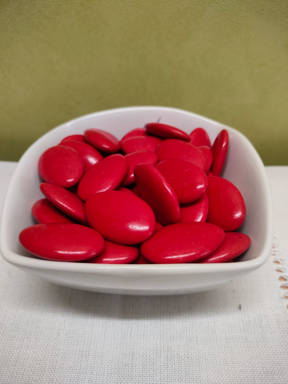 Dragées chocolat noir couleur rouge coupelle