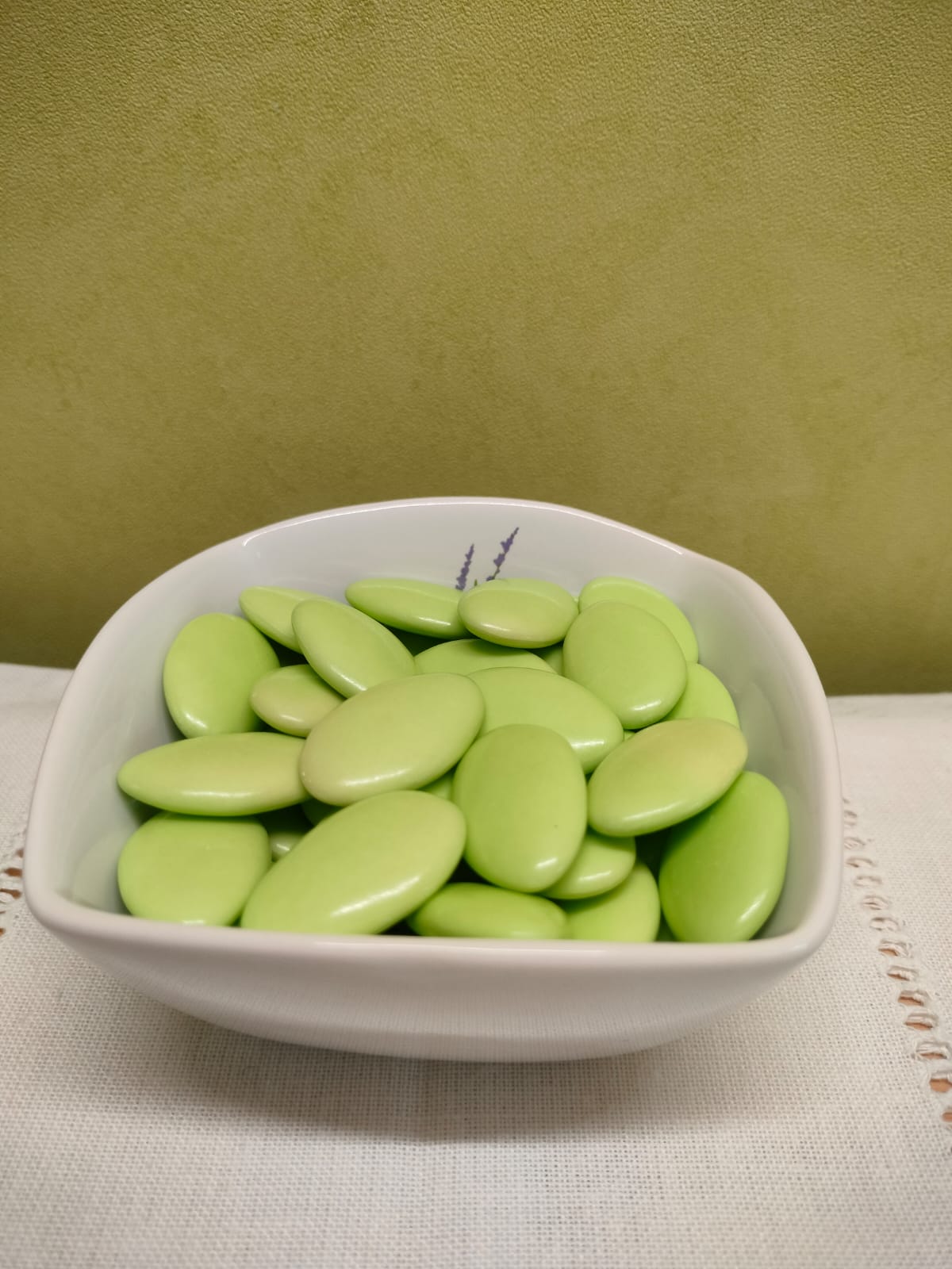 Dragées chocolat noir couleur vert bambou coupelle