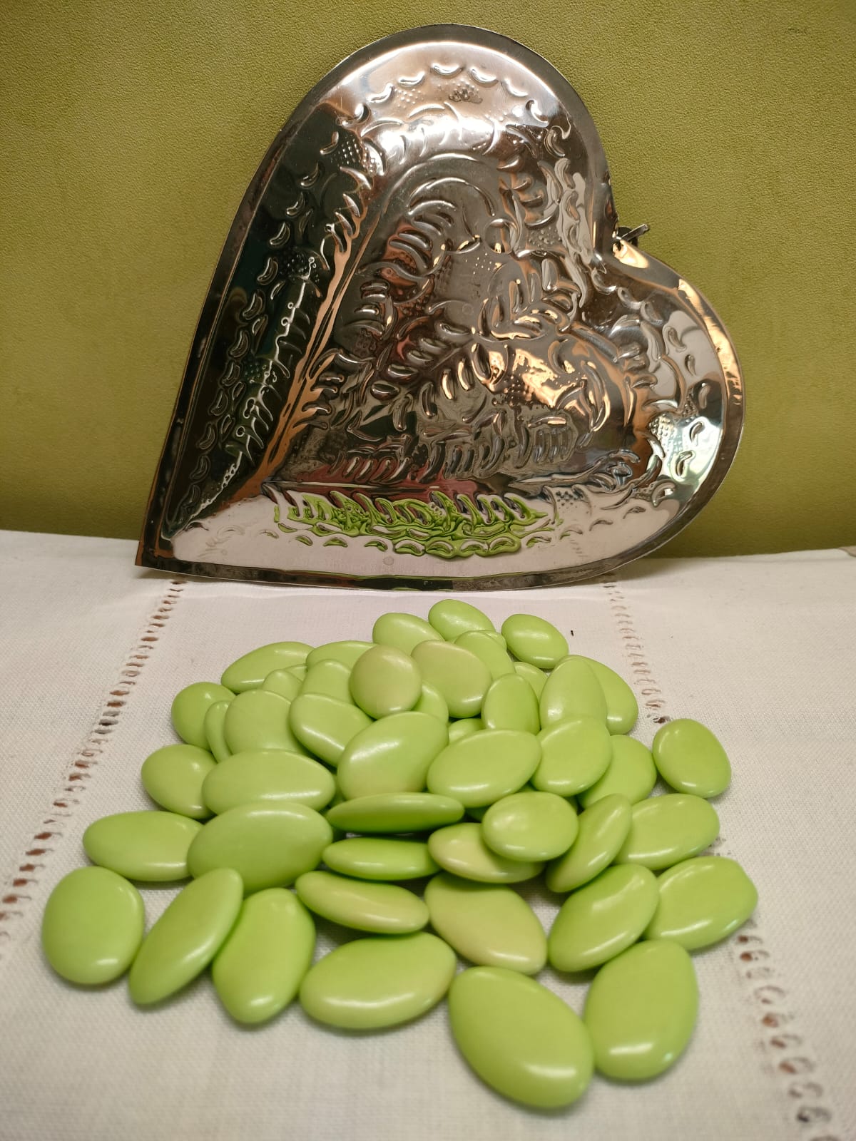 Dragées chocolat noir couleur vert bambou détail