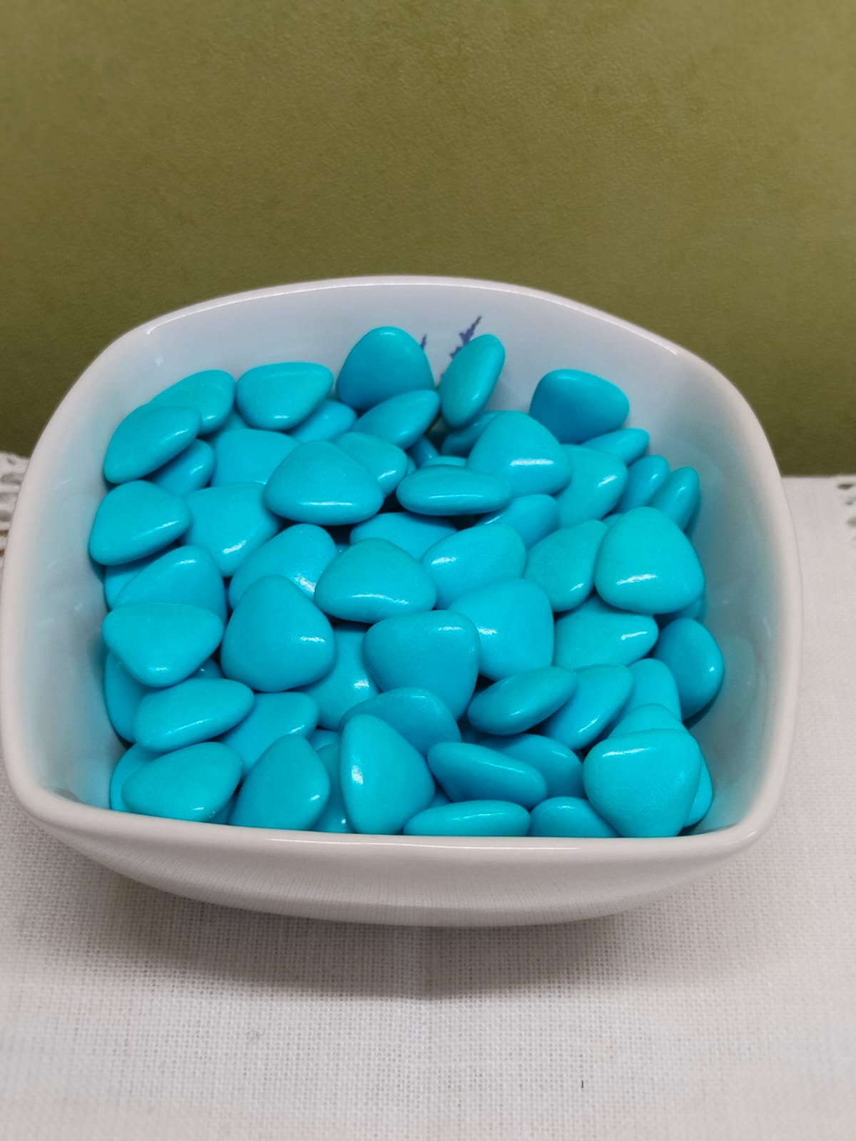 Dragées coeur chocolat lait couleur bleu turquoise coupelle