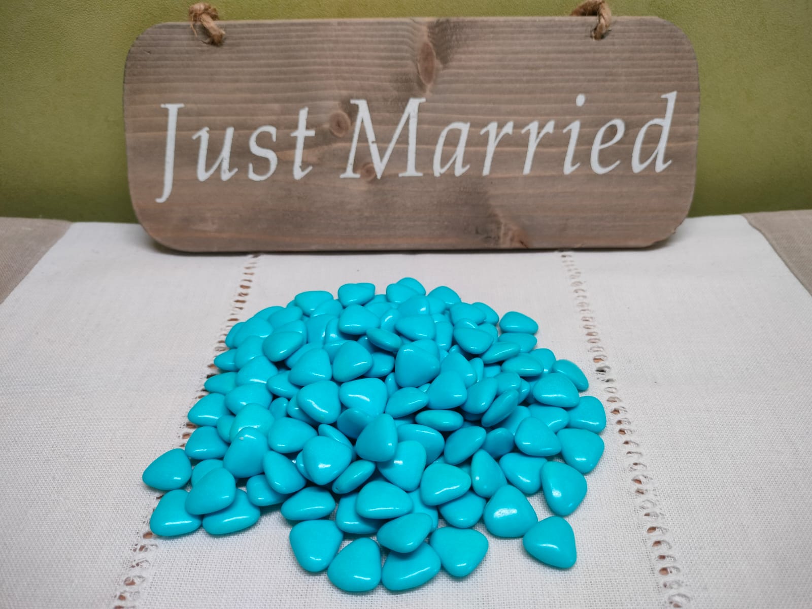 Dragées coeur chocolat lait couleur bleu turquoise détail