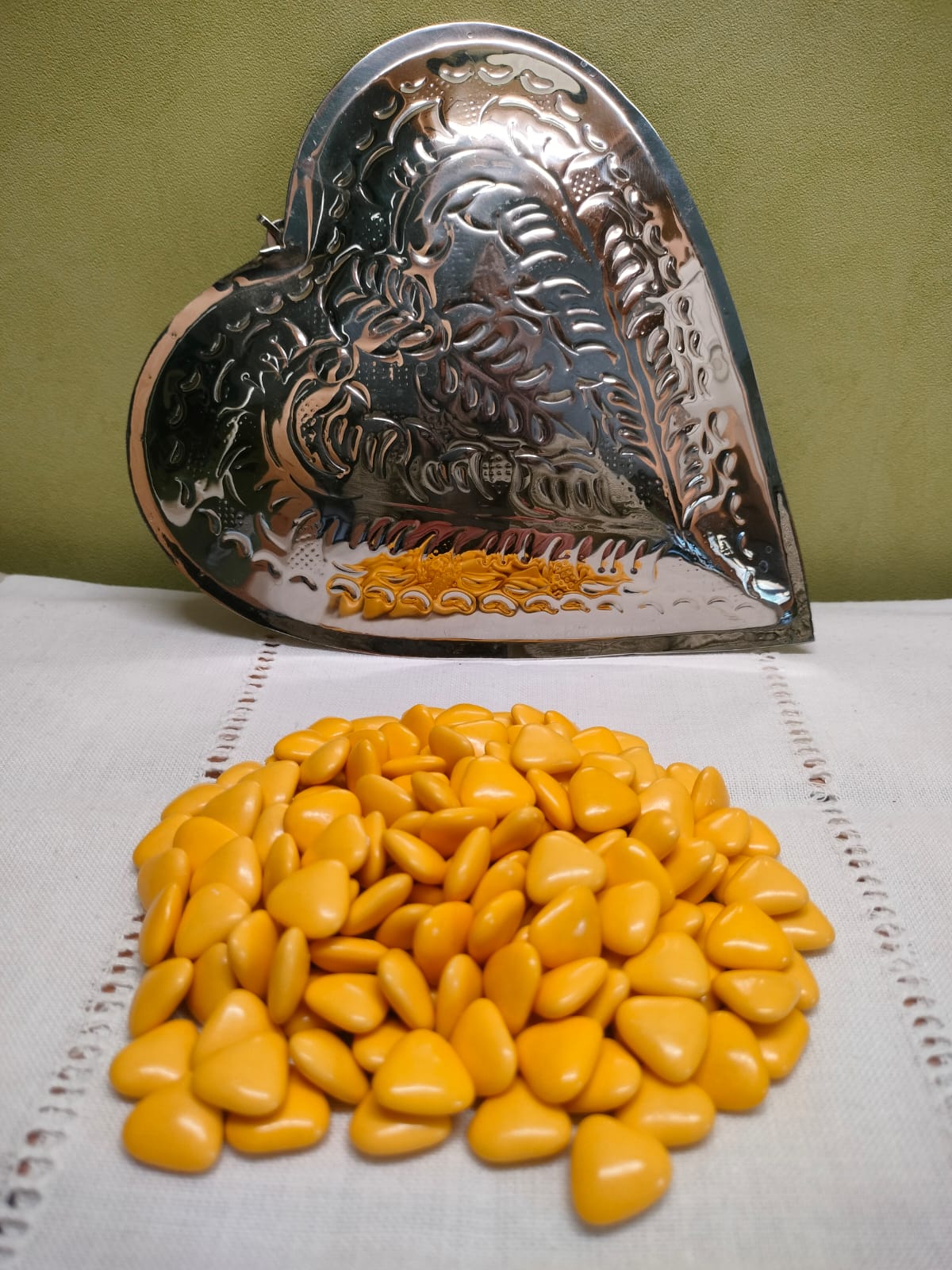 Dragées coeur chocolat lait couleur jaune or détail