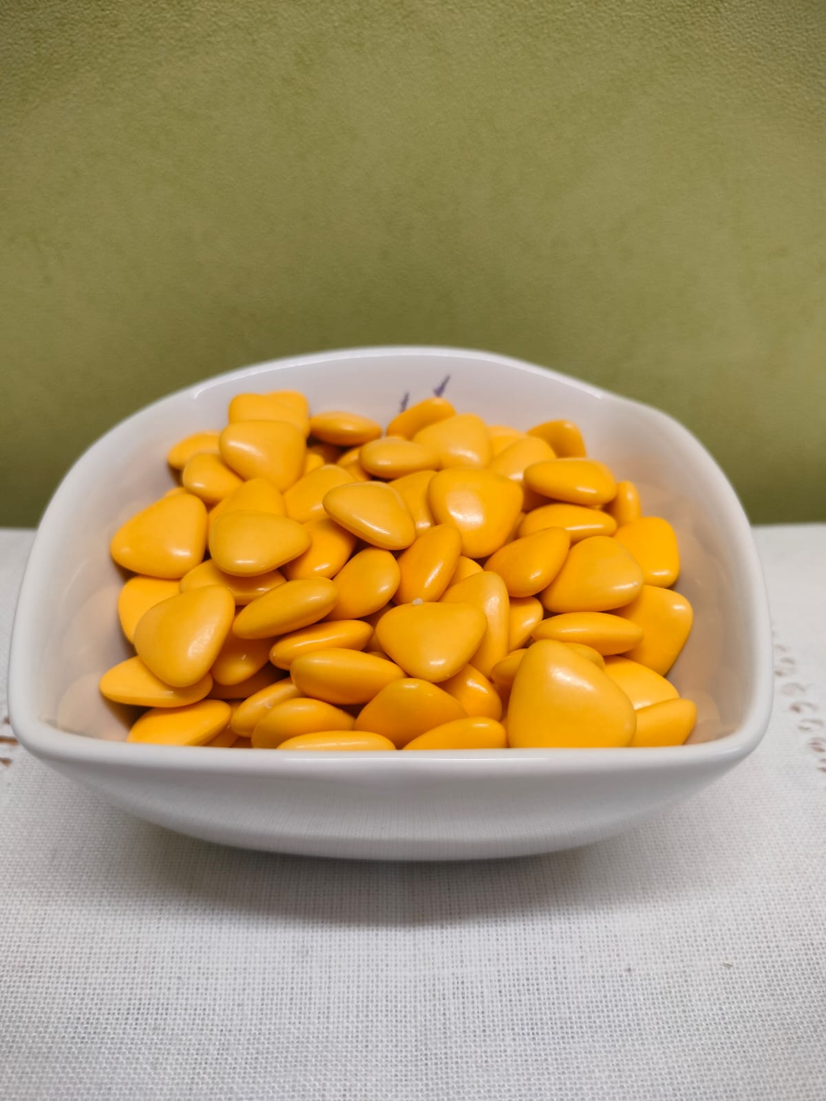 Dragées coeur chocolat lait couleur jaune or coupelle